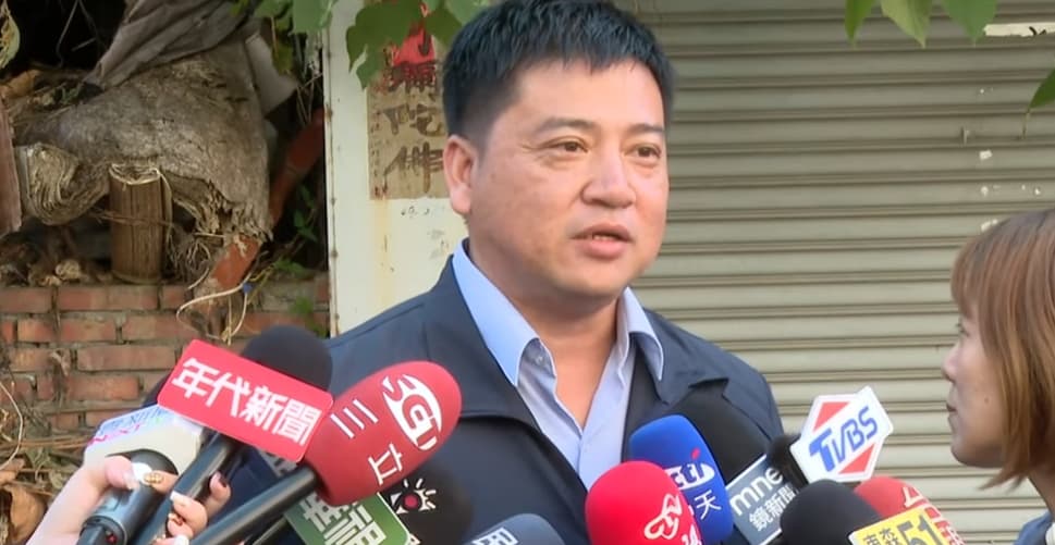 陳平里里長林家峯說明情況,並透露曾婦時常報警,眾人較少和她往來,可能因此錯失通報時機。(鏡新聞)