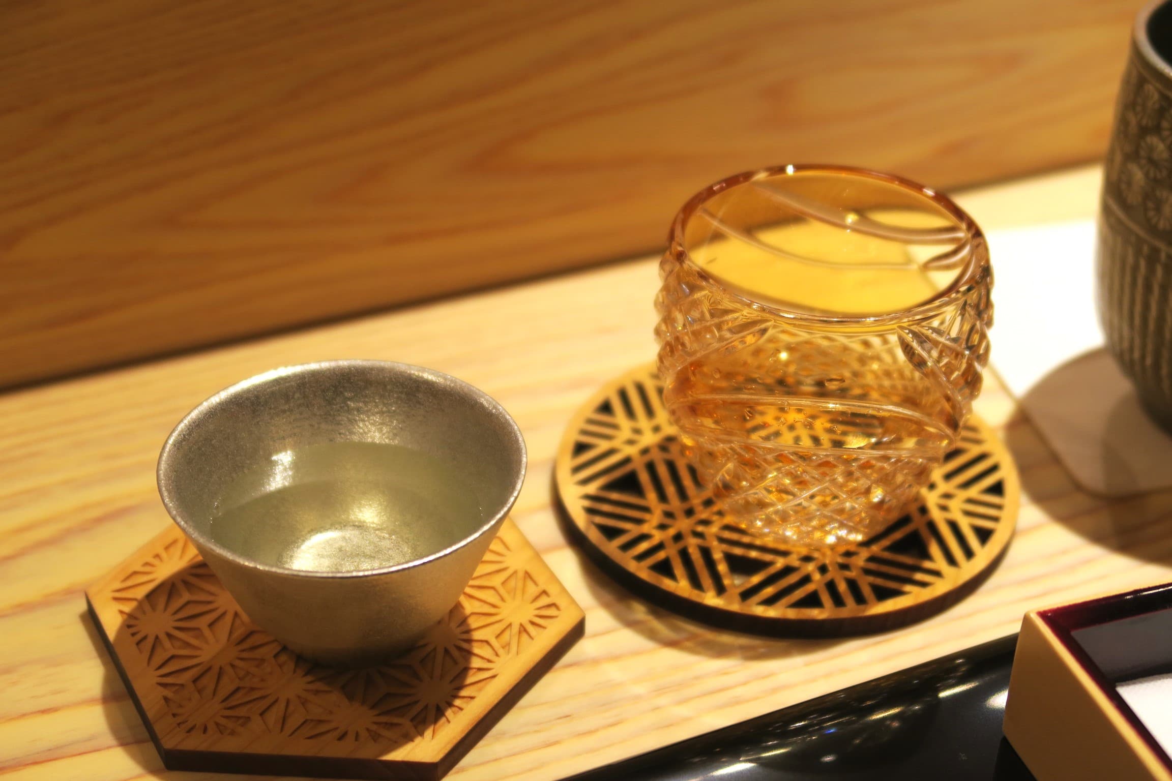 酒器也經過精心挑選，每一個都十分精美。