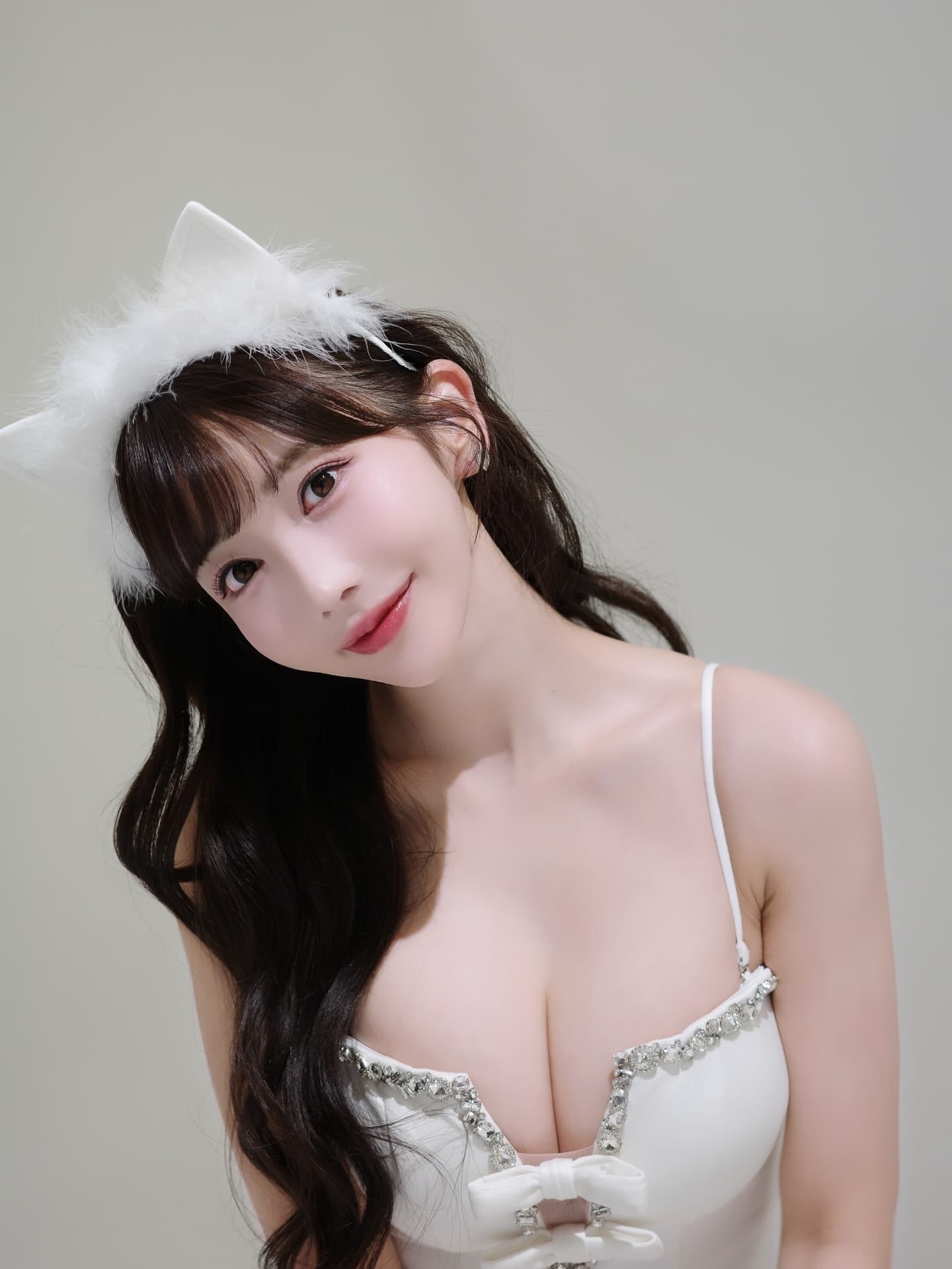 交往期間三山不僅讓大野茜里月給200萬日圓零用錢，還要求她資助價值約2,000萬日圓的賓士G-Class名車及高級名錶，總計豪砸超過1億日圓。（翻攝自大野茜里IG）