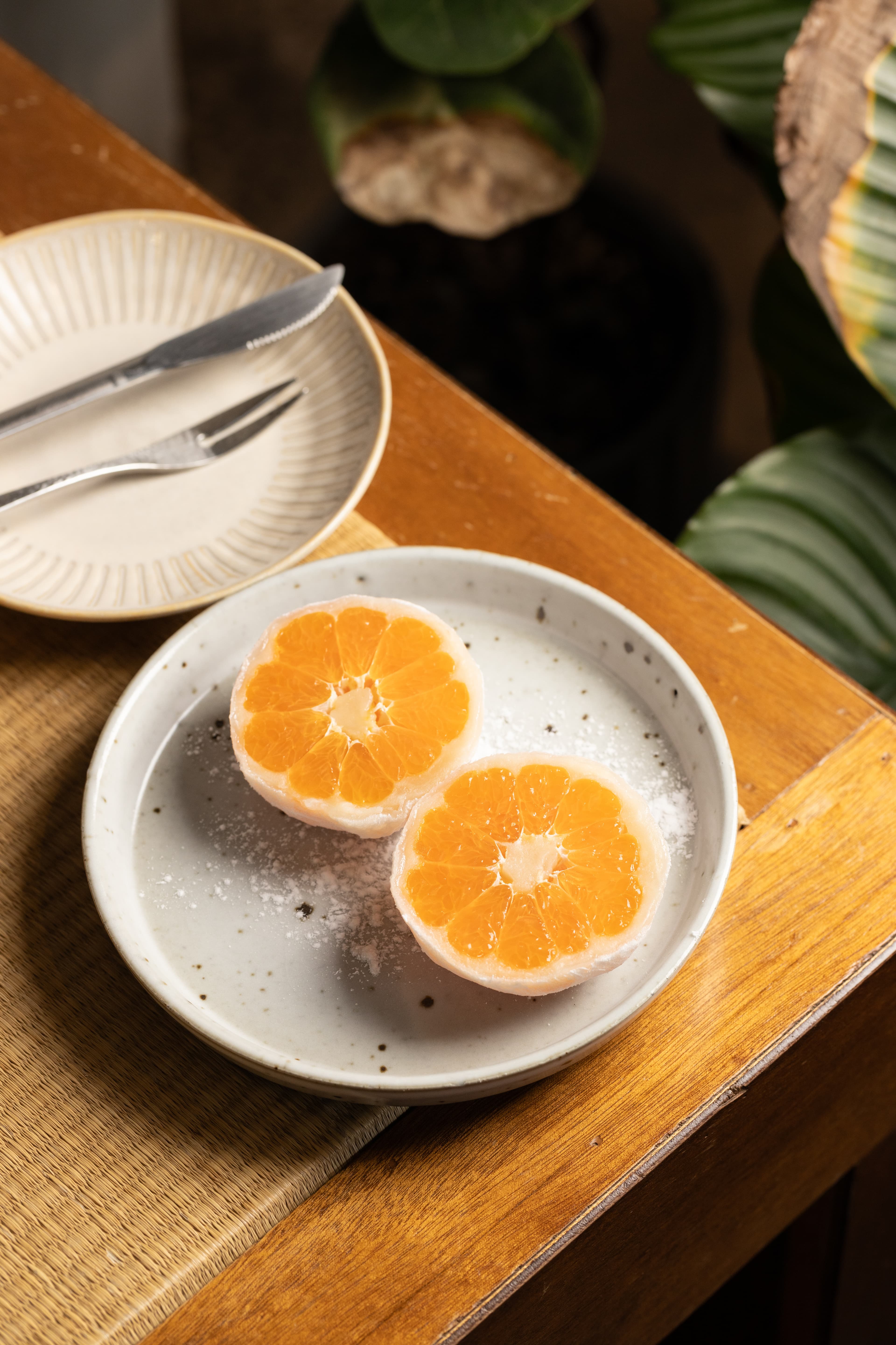 手工現做的「日菓大福」,內餡是綿密的白豆沙搭配當季新鮮水果,當日吃到來自日本三重縣的蜜柑口味。(時價,圖中為260元/份)