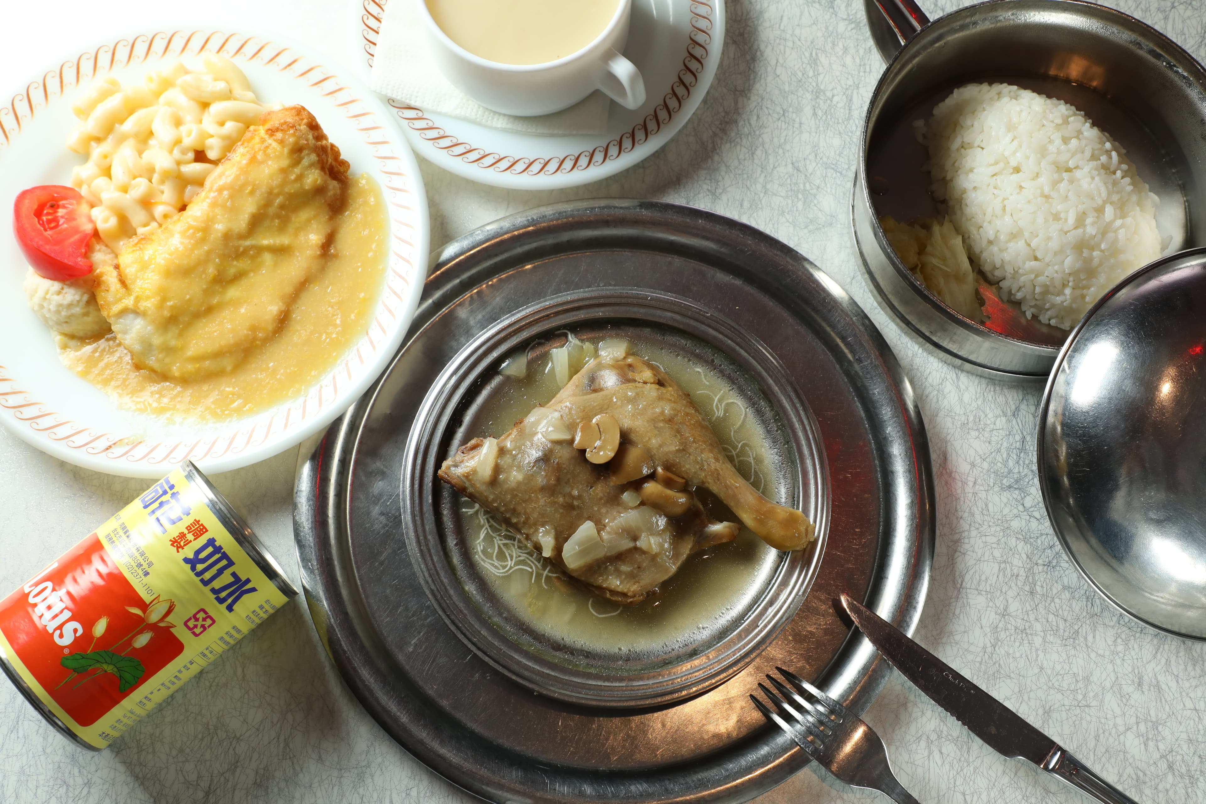「鴨子飯特製版」套餐包括鮑魚濃湯、鴨子飯、白汁蛋煎魚與甜點、水果與飲品。（880元／套餐）