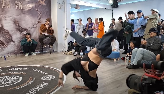 舞者Nini與另一名女舞者進行對決,21秒的舞蹈意外在日本爆紅。(翻攝自YouTube)