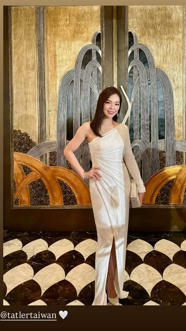 曾馨瑩當天穿白色單肩禮服，拿Loro Piana包包。（翻攝hsin_ying_tseng IG）