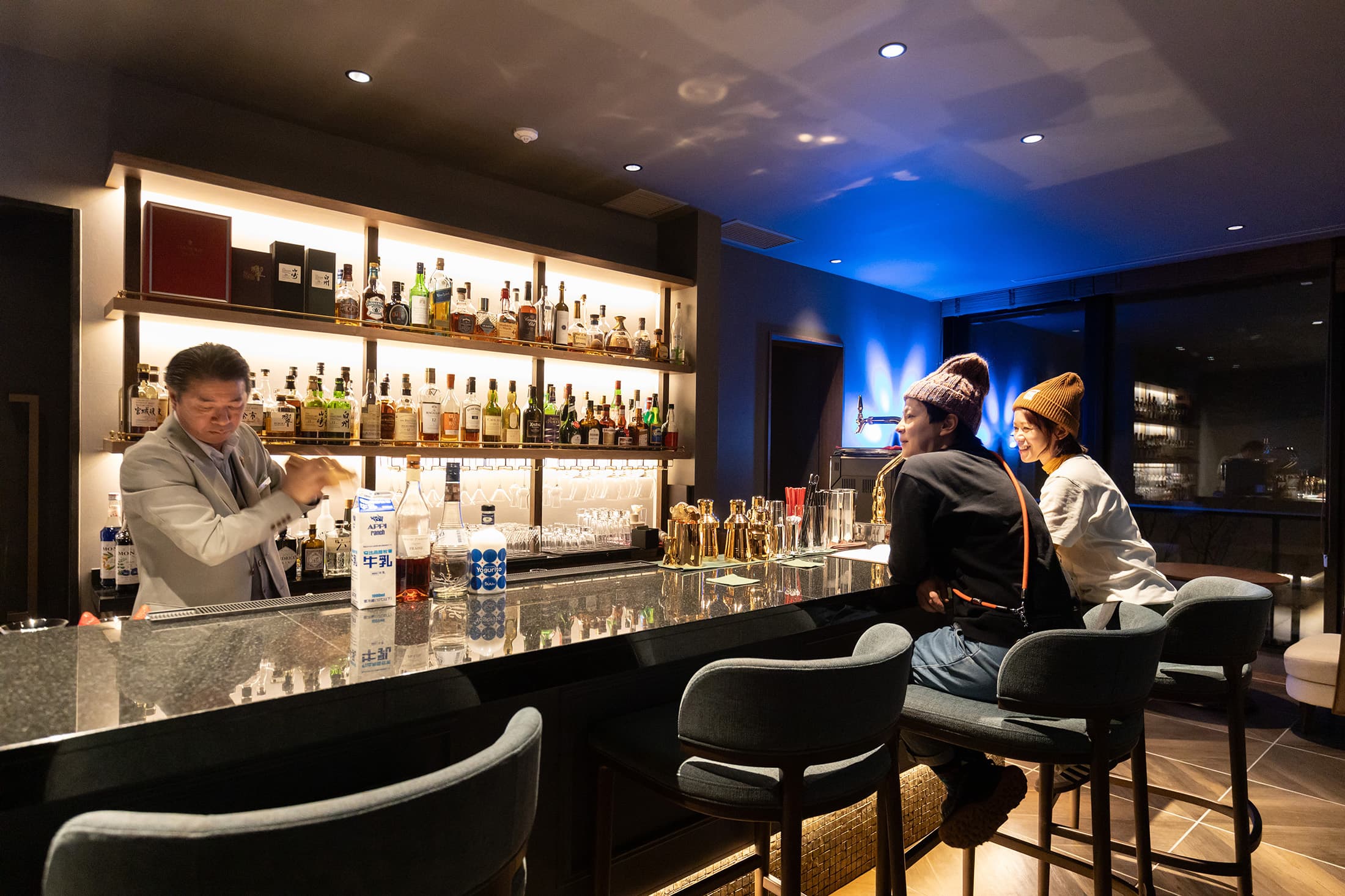 洲際酒店的「畚（MOCCO）」酒吧空間位置隱密，這裡蒐藏許多來自全日本的頂級威士忌。