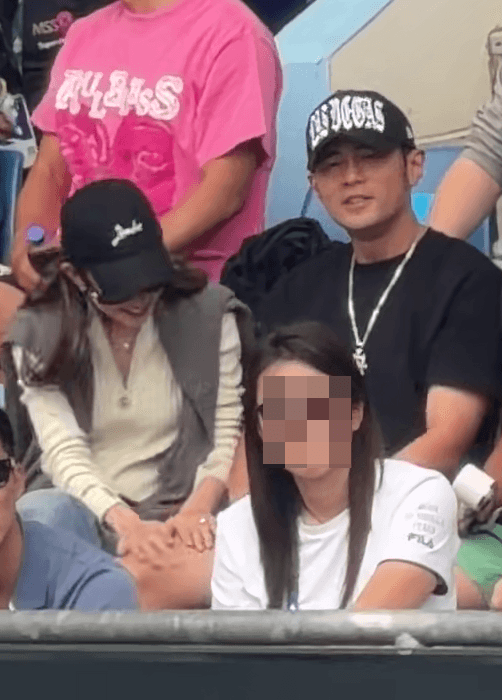 接著昆凌笑著把雙手放回周杰倫大腿上，迅速搓一搓。（翻攝畫面）