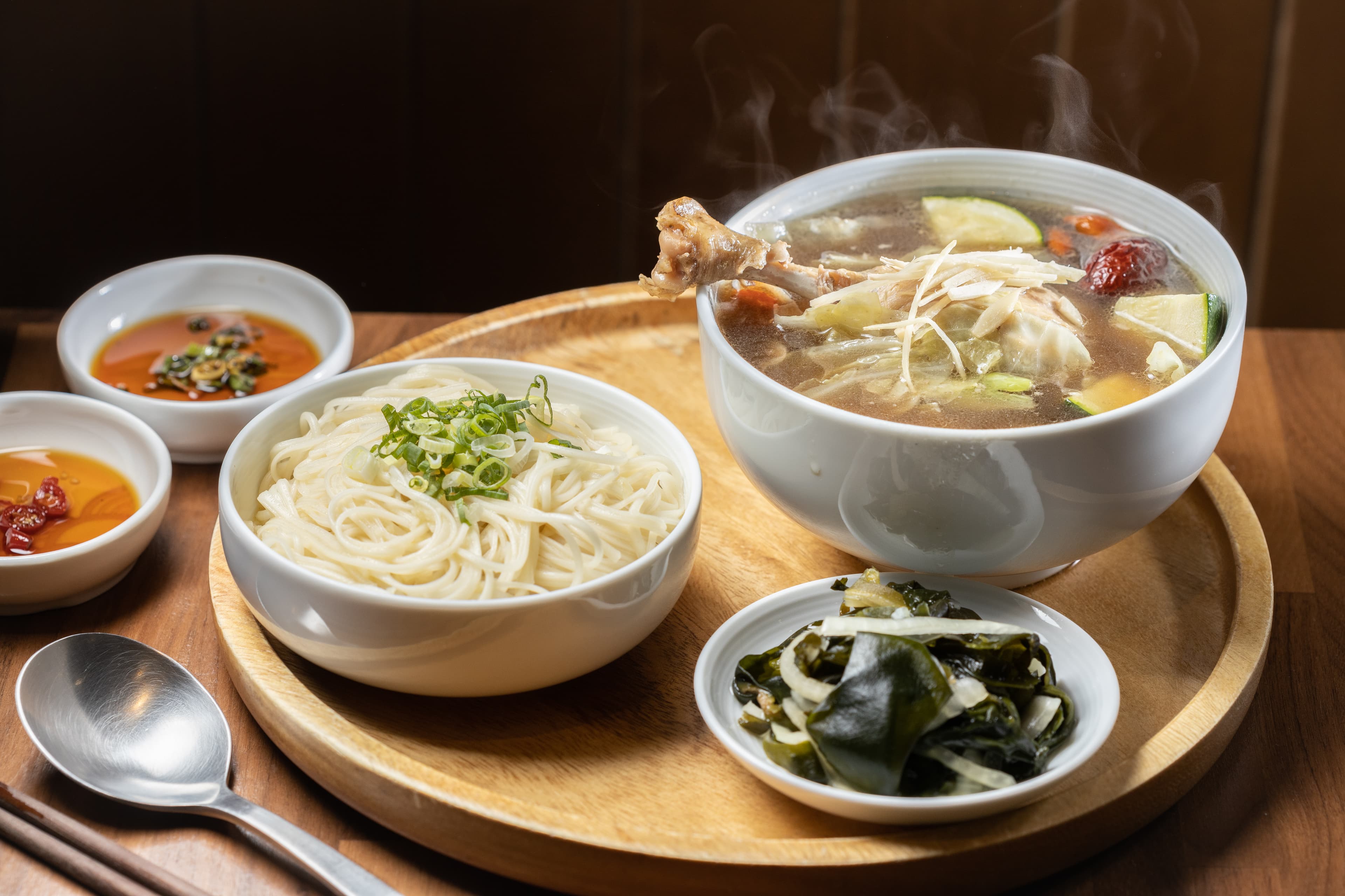 冬日進補必喝「當歸鴨棒棒」（前，190元／份，附白飯、小菜）配上「苦茶油麵線」（左，50元／份）。