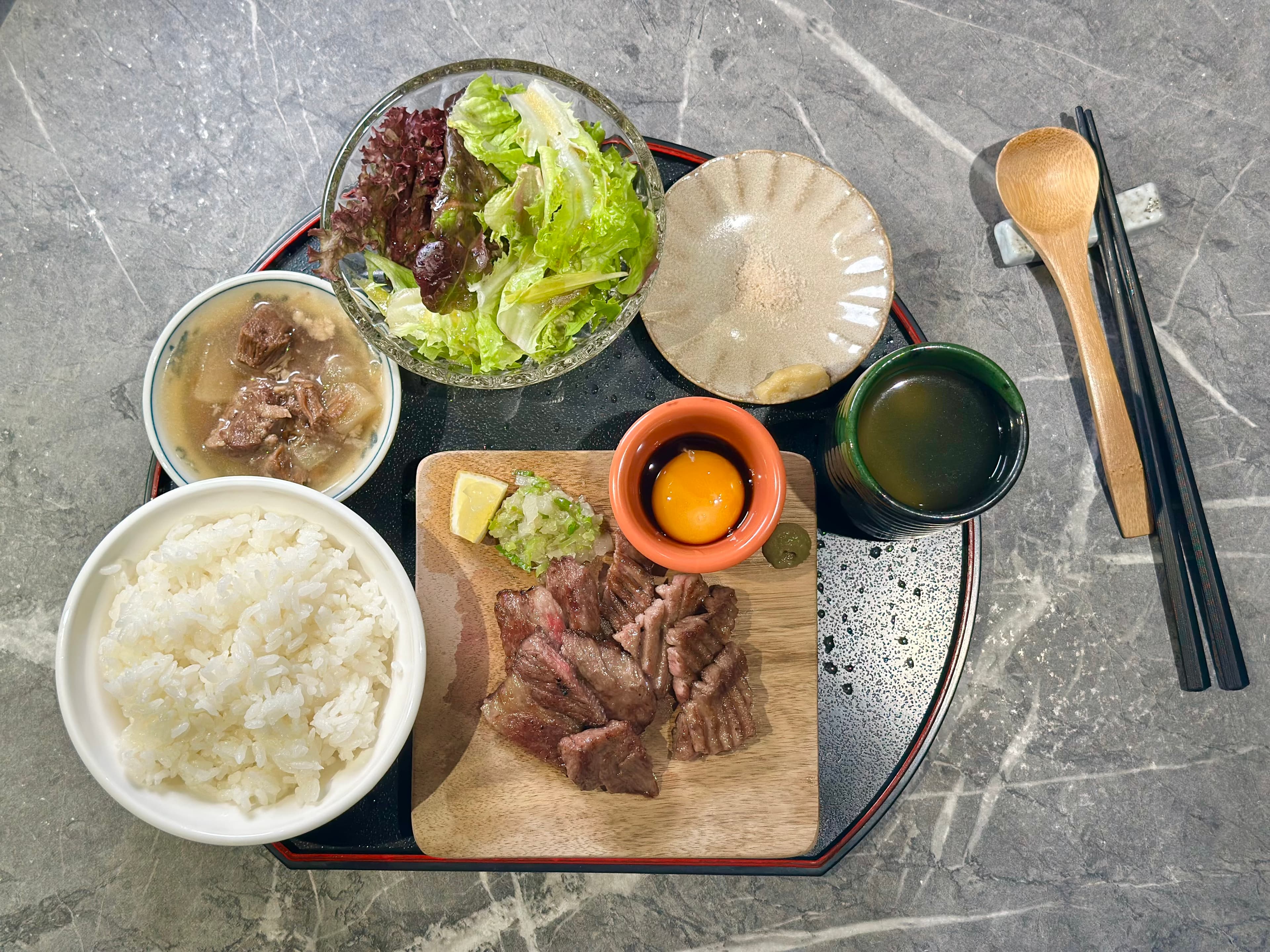 「A5和牛+M9牛舌組合」會提供6種沾醬搭配肉片,小菜、白飯、湯品都可免費續加。(480元/份)