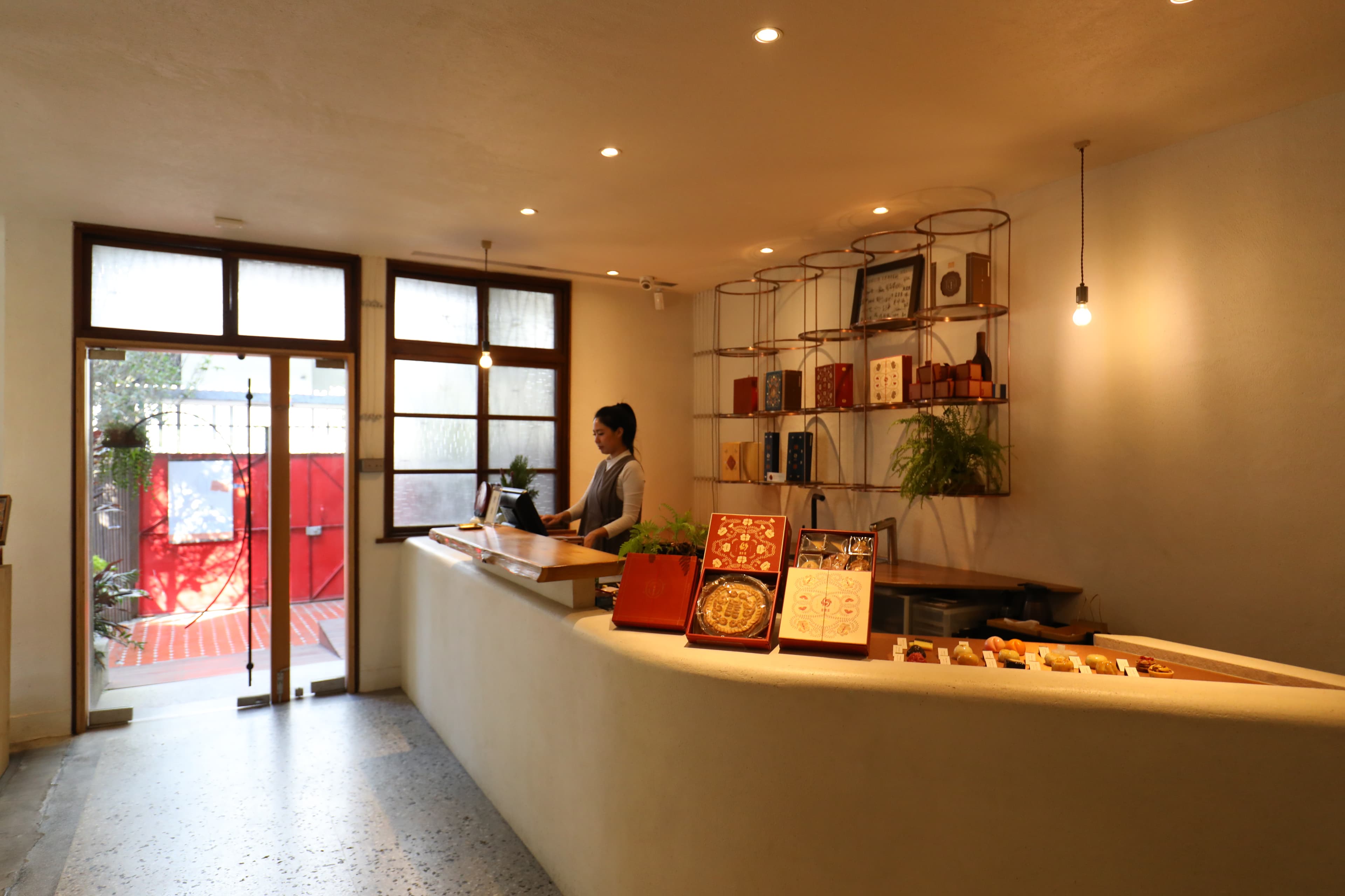 喜豐香創立於1985年，是台中老字號餅舖之一，本店位在沙鹿；全新概念店「喜豐香1985」則位在西區五權西四街上。