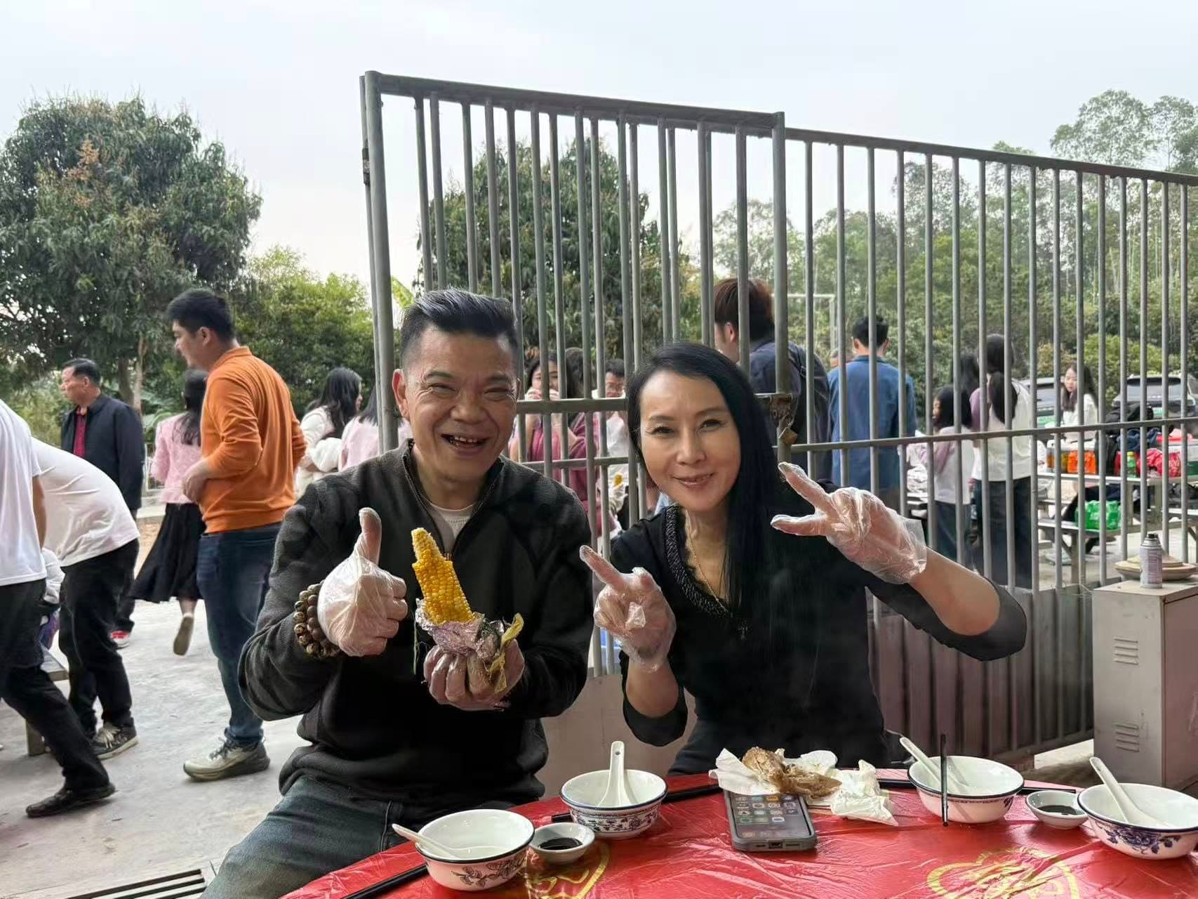 邱子玹和王三郎幸福合照。（翻攝自臉書王三郎嚴選）