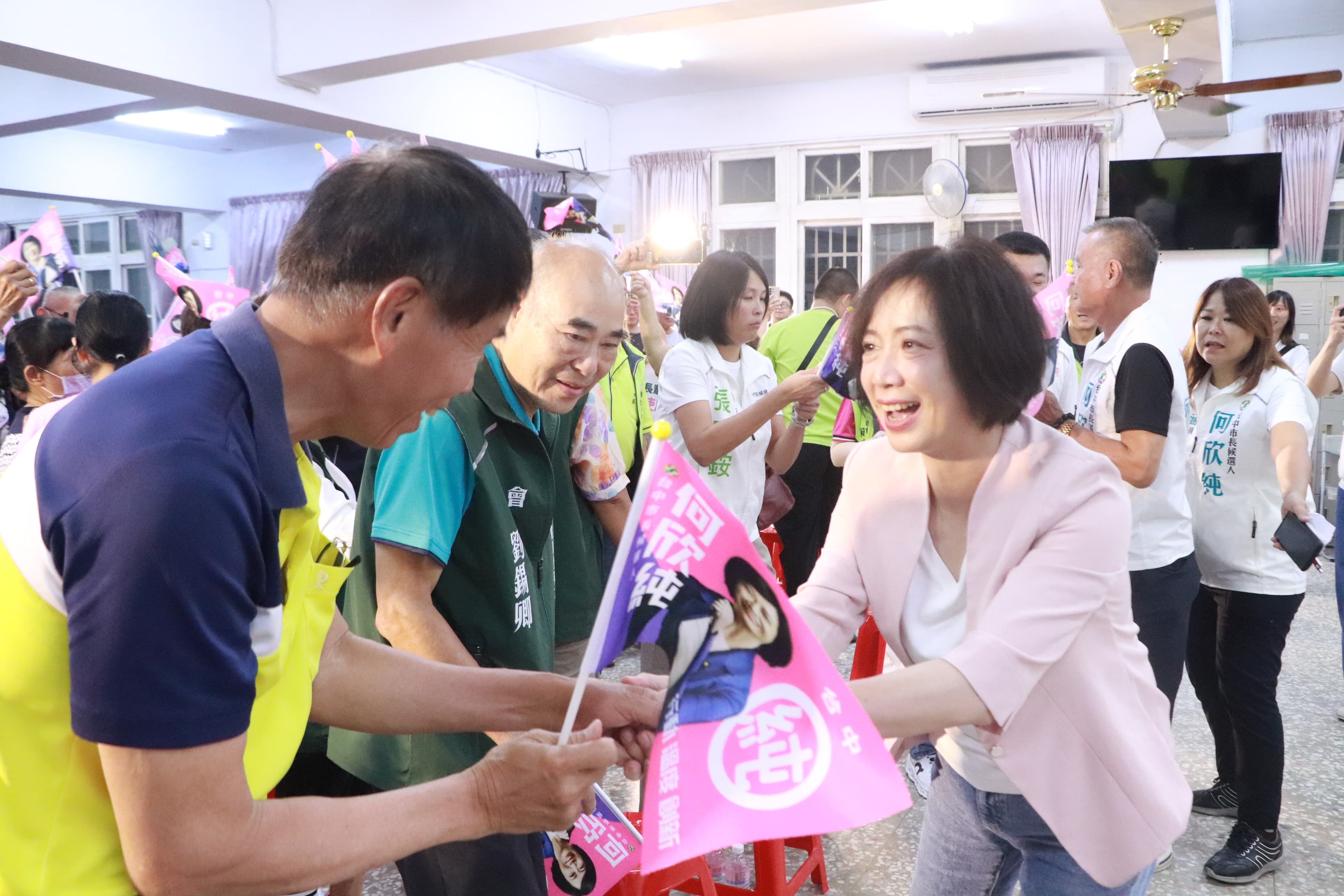 何欣純積極投入台中市長選戰、勤跑基層爭取支持，無人機產業與國防自主議題，也成為選情攻防的重要戰場。