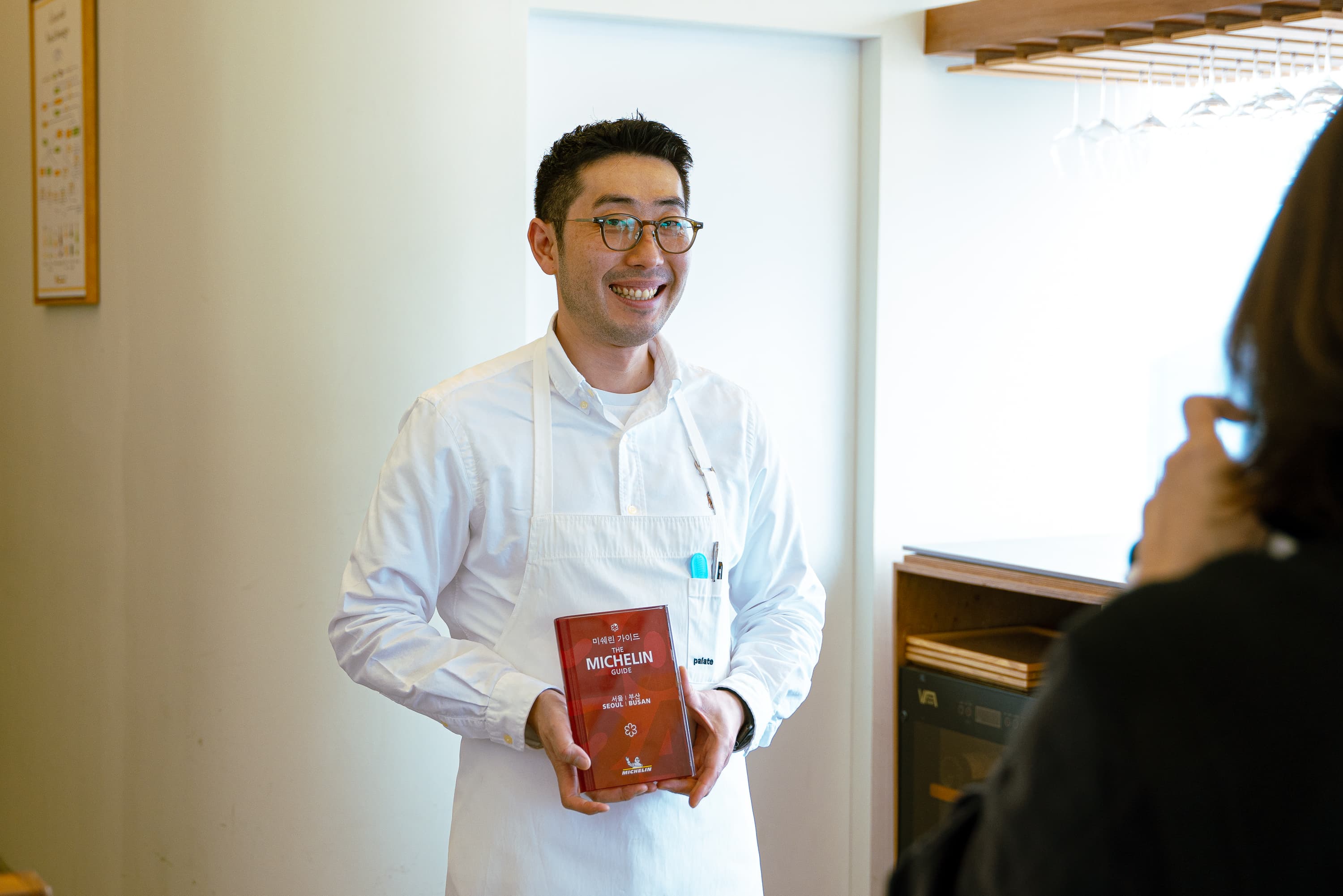 經歷波折起伏後回到故鄉釜山開店的主廚Kim Jae-hoon，開心拿下難能可貴的第一屆釜山米其林一星。