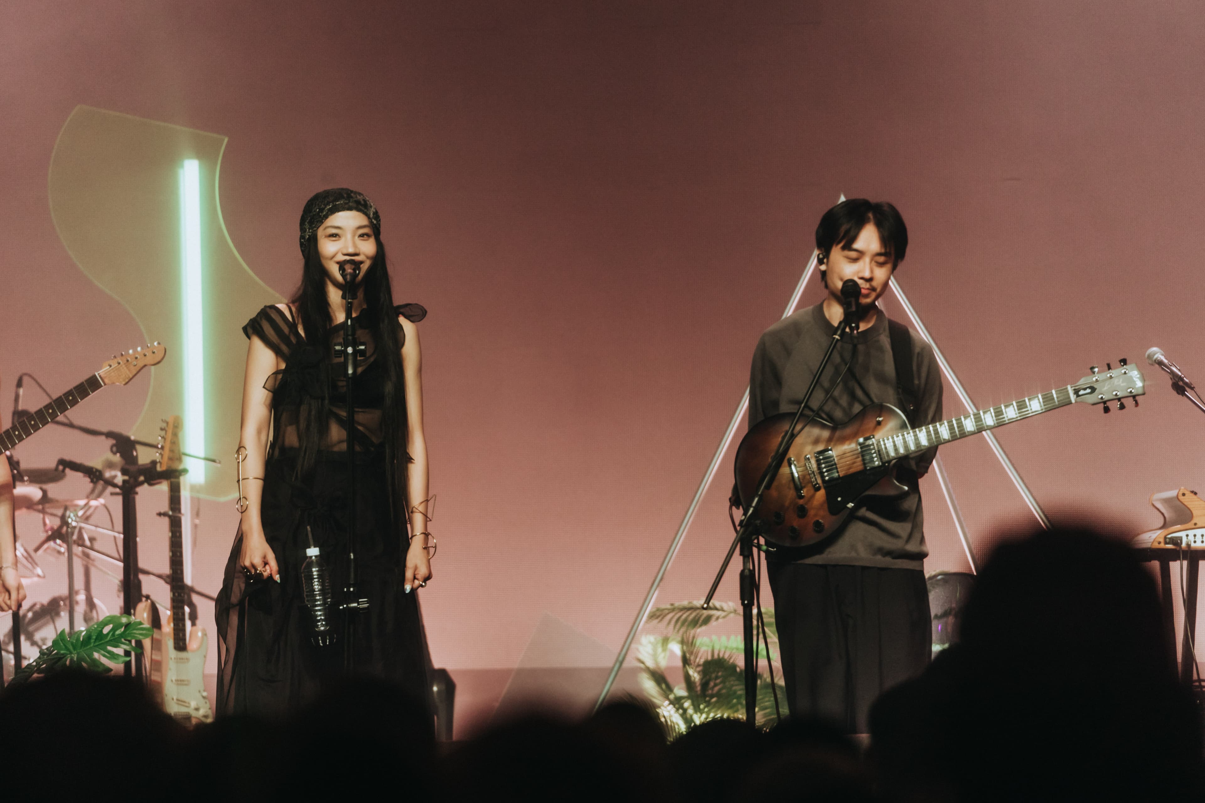 洪佩瑜《開了又開》台中場邀來楊世暄（右）擔任嘉賓合唱。（圖／KKLIVE、何樂音樂提供）
