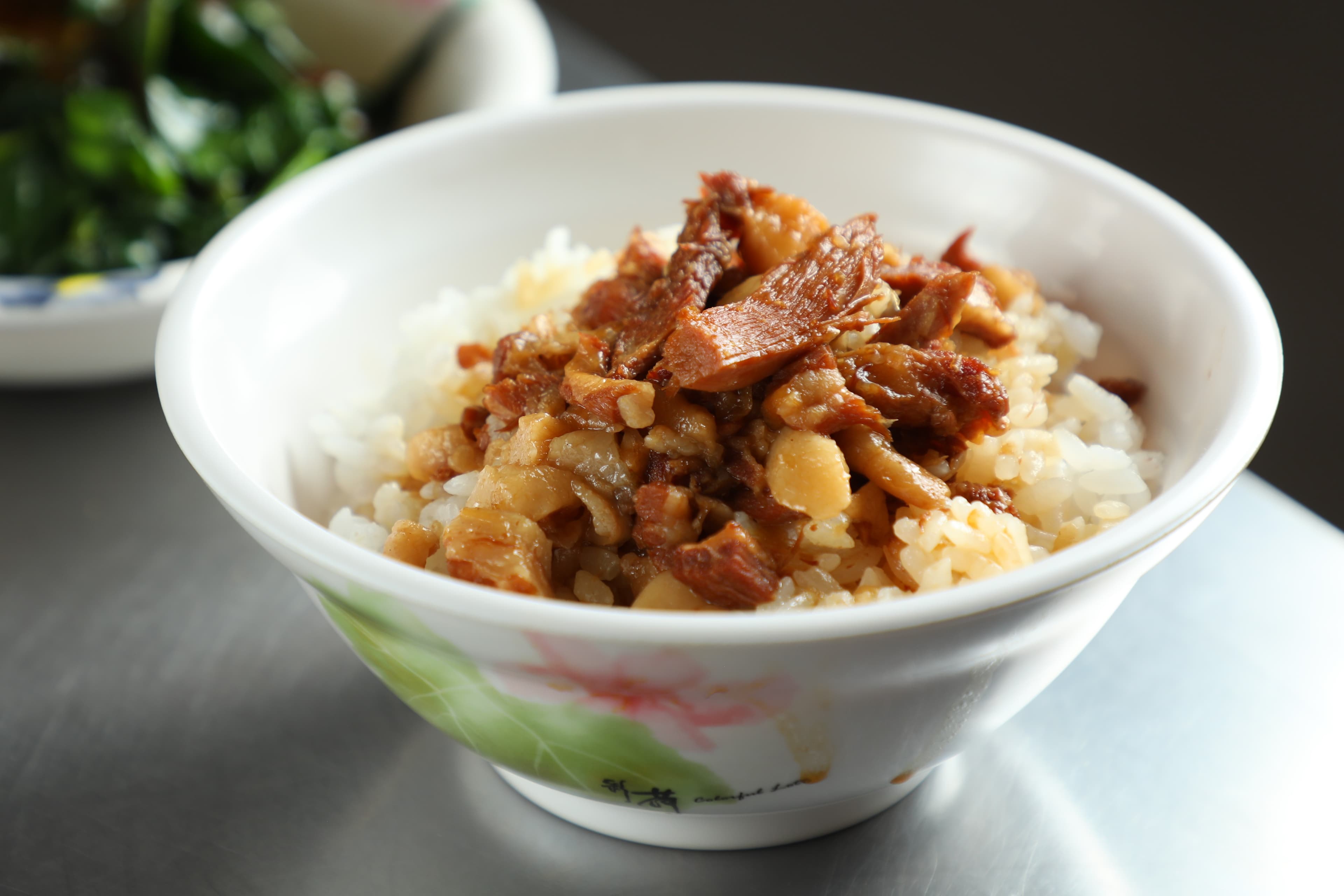 「滷肉飯」有肥肉丁和瘦肉條，味道清爽不油膩。（40元／碗）