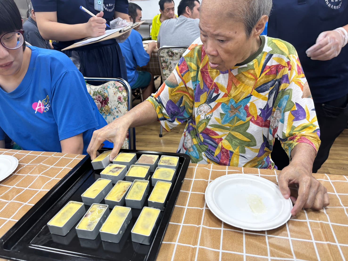 雲林縣身心障礙養護中心帶著服務對象們一起進行「月餅DIY」，共度中秋佳節。（雲林縣身心障礙養護中心提供）