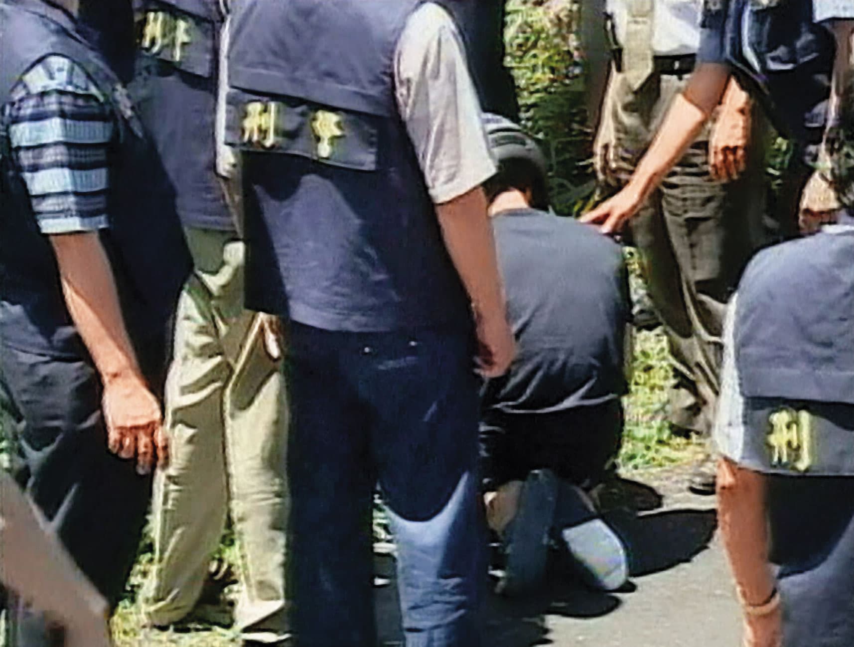 沈男帶著專案小組前往棄屍的富德公墓,當場對著錢女乾枯的大體下跪痛哭。(東森新聞提供)