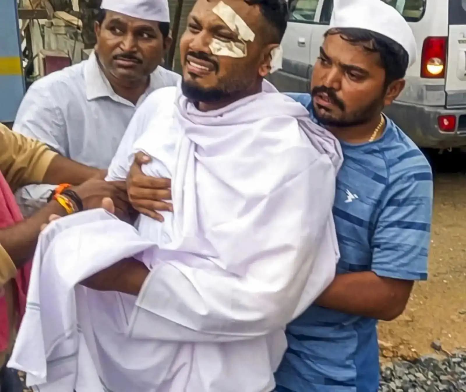 終於能出院的維什瓦什(中)臉上帶著傷,手上還纏著繃帶,強忍心中傷痛幫弟弟安葬,淚送弟弟最後一程。(翻攝自Threads)