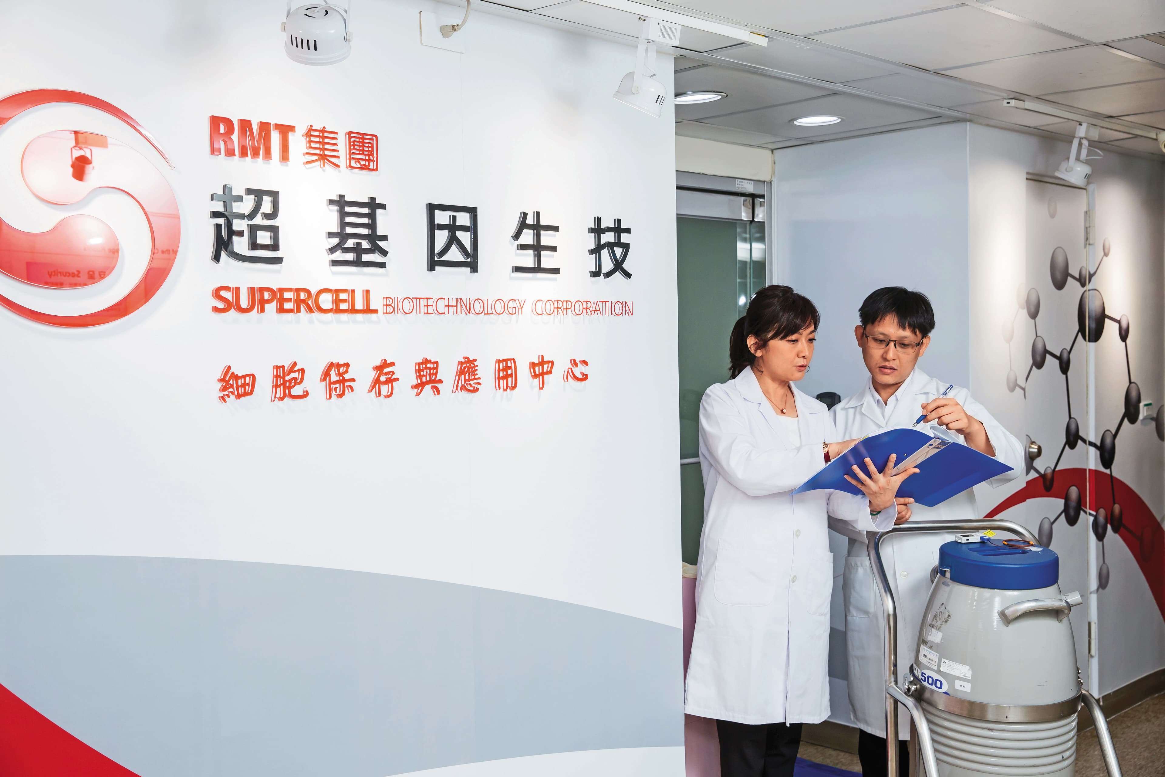 前義守大學教授楊智惠,為高雄醫大藥學博士,曾獲國光發明獎章、傑出青年獎章、10大傑出女青年。