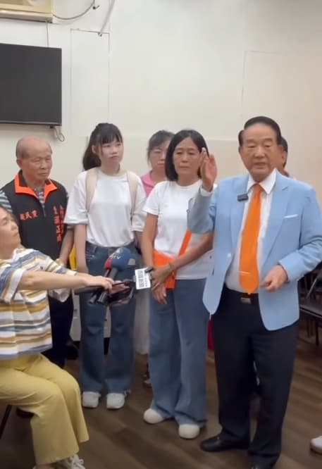 宋楚瑜為親民黨基隆市副議長站台,受訪呼籲三大政黨應該解決問題而不是鬧情緒。(翻攝自楊秀玉臉書)