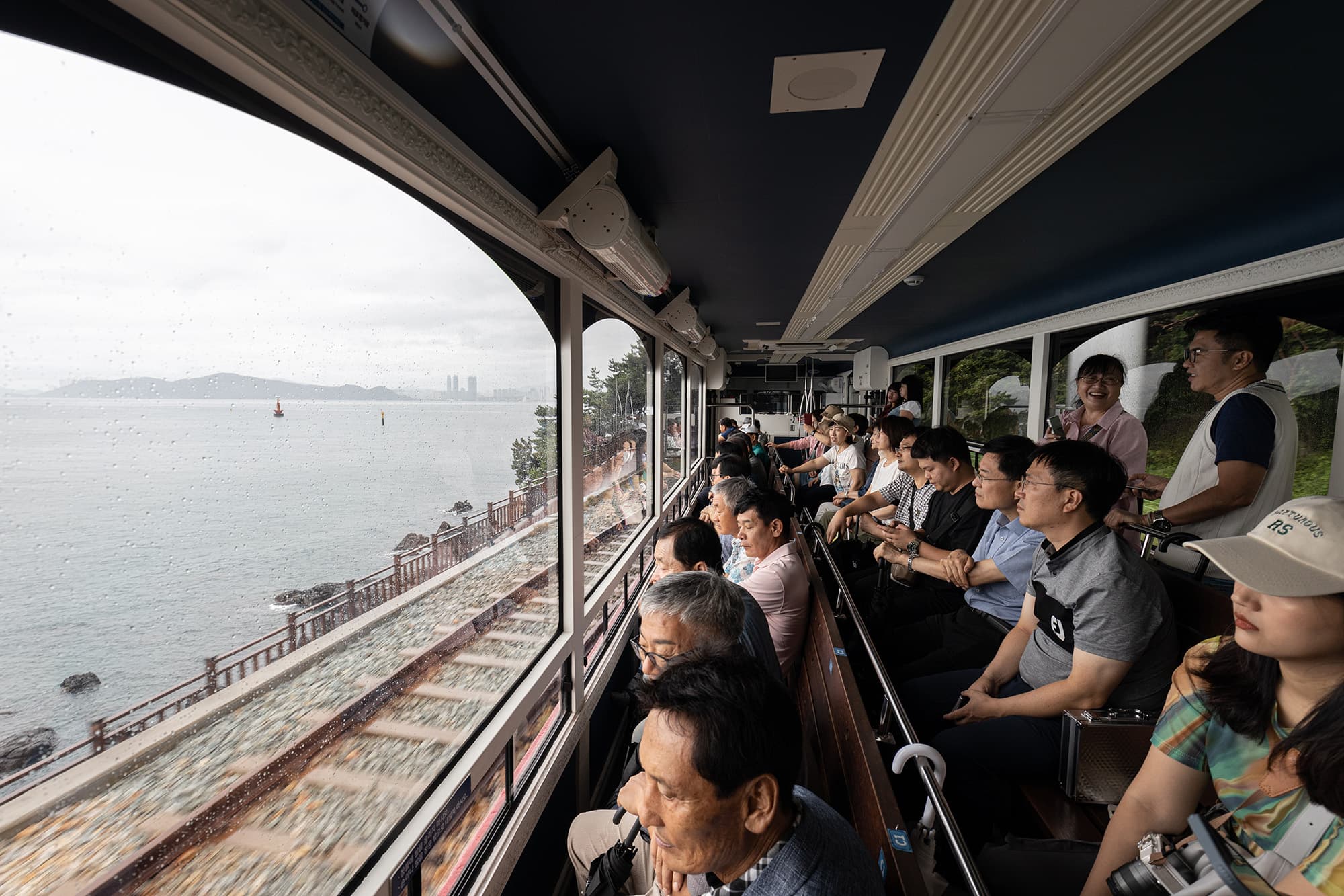 電車上的大面積窗戶,可飽覽海雲台尾浦至松亭沙灘一帶的美麗海景。