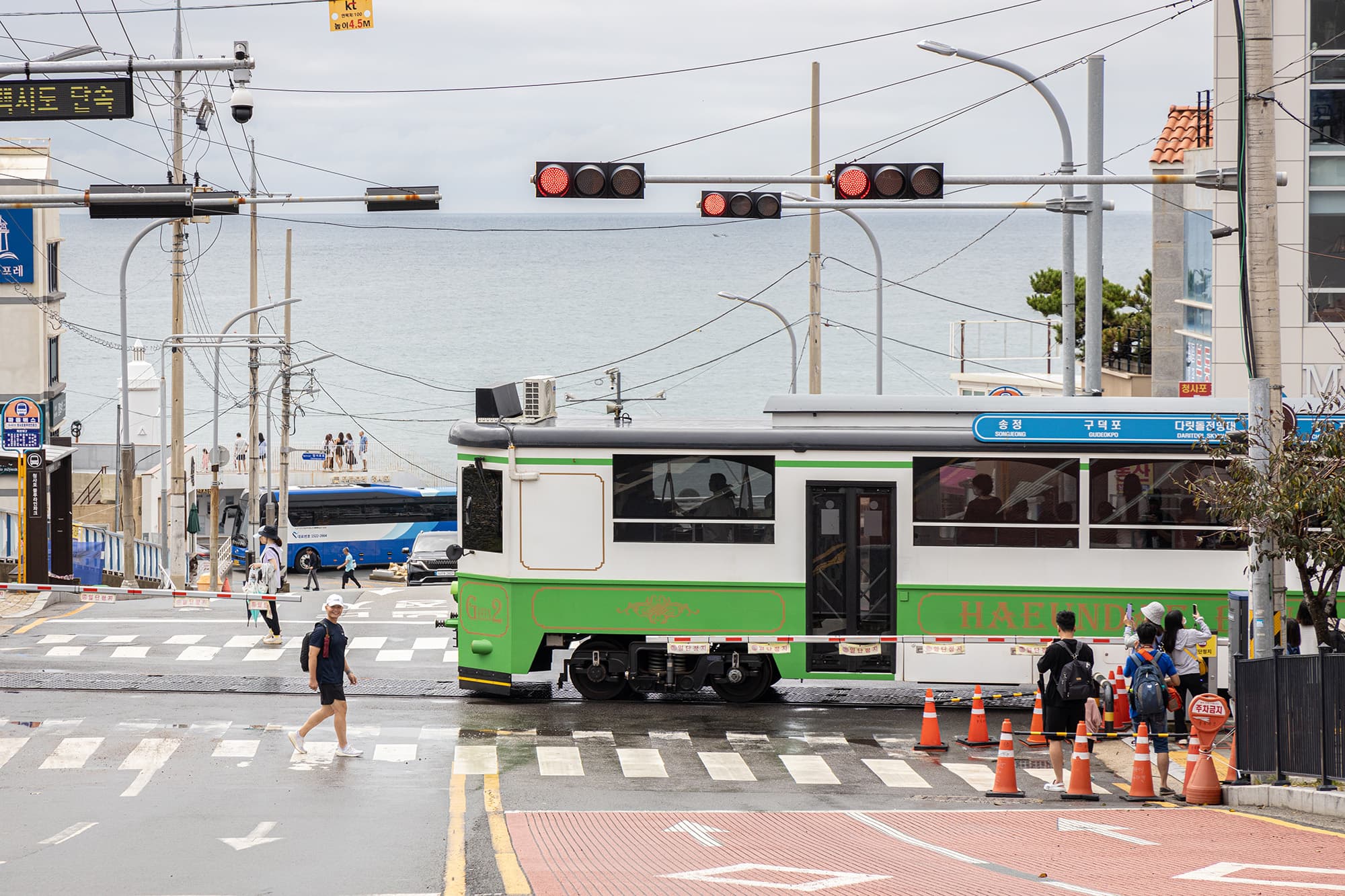 「海雲台Blueline Park」是行走在路面上的「電車型列車」,在經過平交道時,有種韓版灌籃高手平交道的相似感。