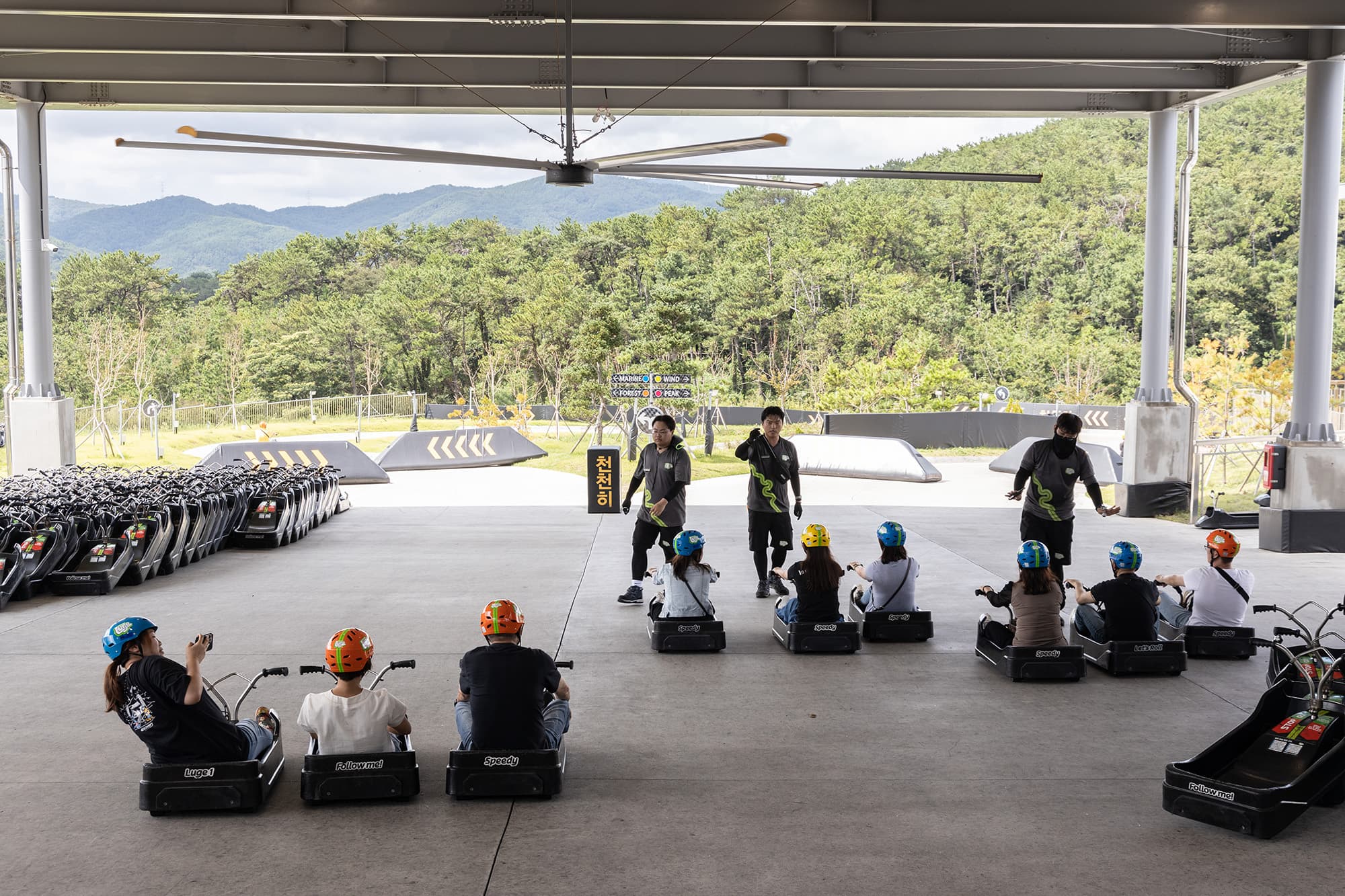 在「Skyline Luge 釜山」教練的教學與指示下,準備出發!
