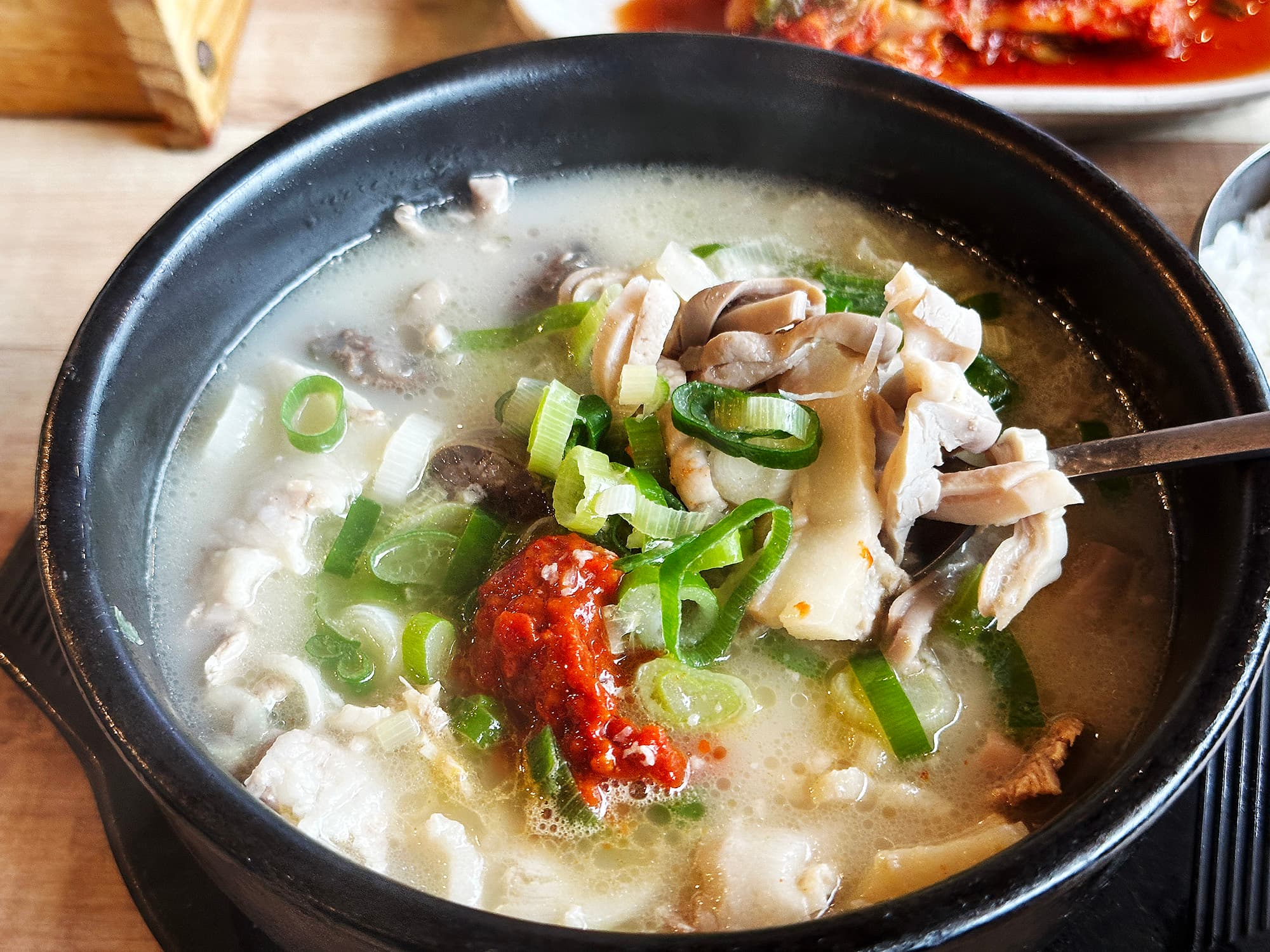 「密陽血腸豬肉湯飯(밀양순대돼지국밥)」的「豬肉加血腸湯飯」是以白色湯頭為基底,看似濃郁,其實風味屬清爽淡雅型,可適量加入蝦醬、辛奇增加風味。(10,000韓元/份,約NT$250)