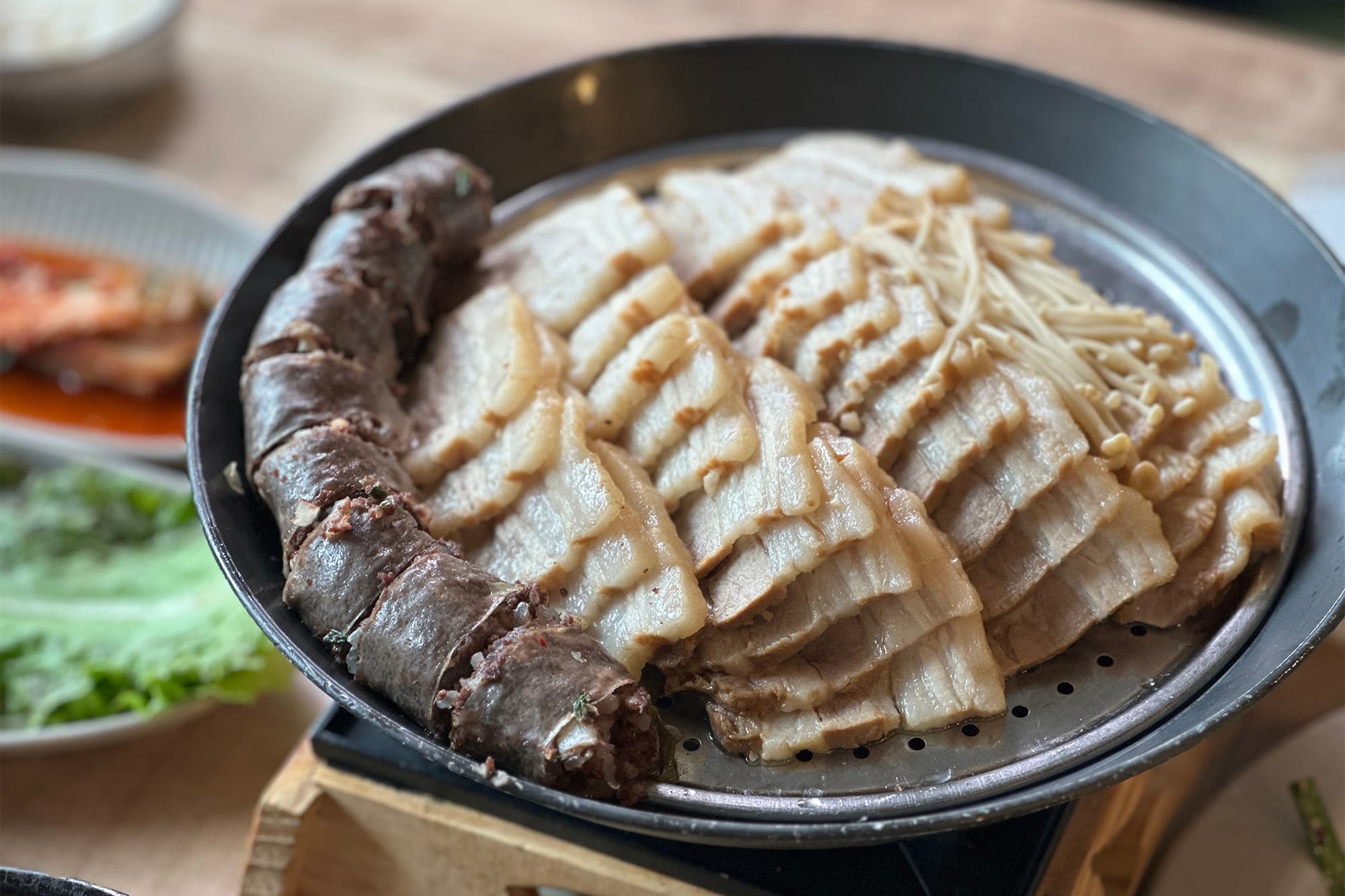 招牌「白切肉加血腸」是許多人會搭配湯飯一起享用的拼盤組合。(30,000韓元/小份,約NT$750、40,000韓元/大份,約NT$1,000)
