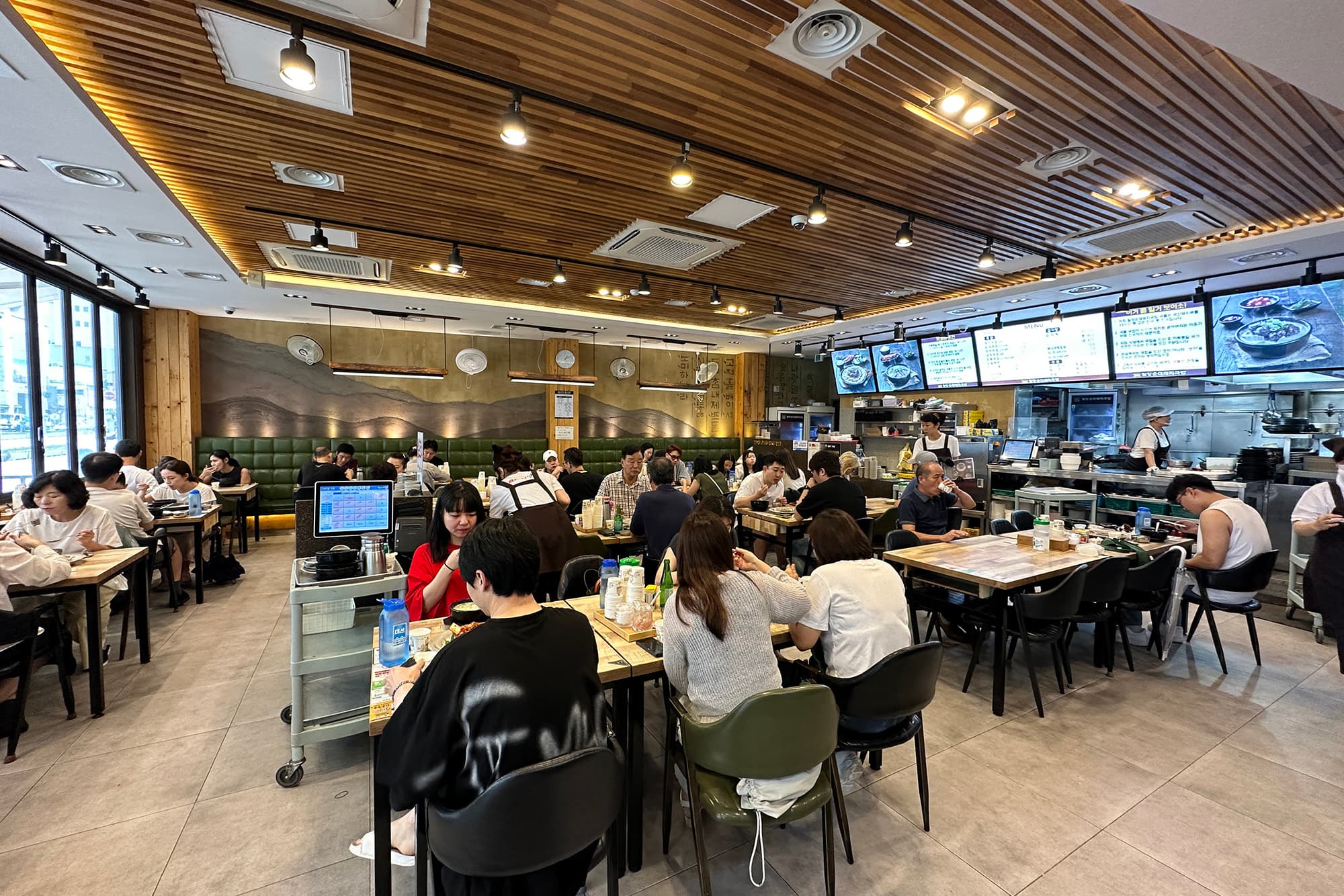 「密陽血腸豬肉湯飯(밀양순대돼지국밥)」是釜山著名的餐飲連鎖店。