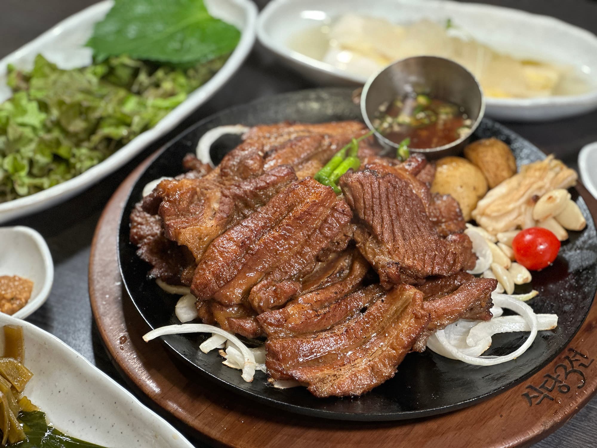 來到這家餐館除了品嘗麥麵,也很推薦招牌秘製「煎豬排」。(19,000韓元/人,約NT$475)