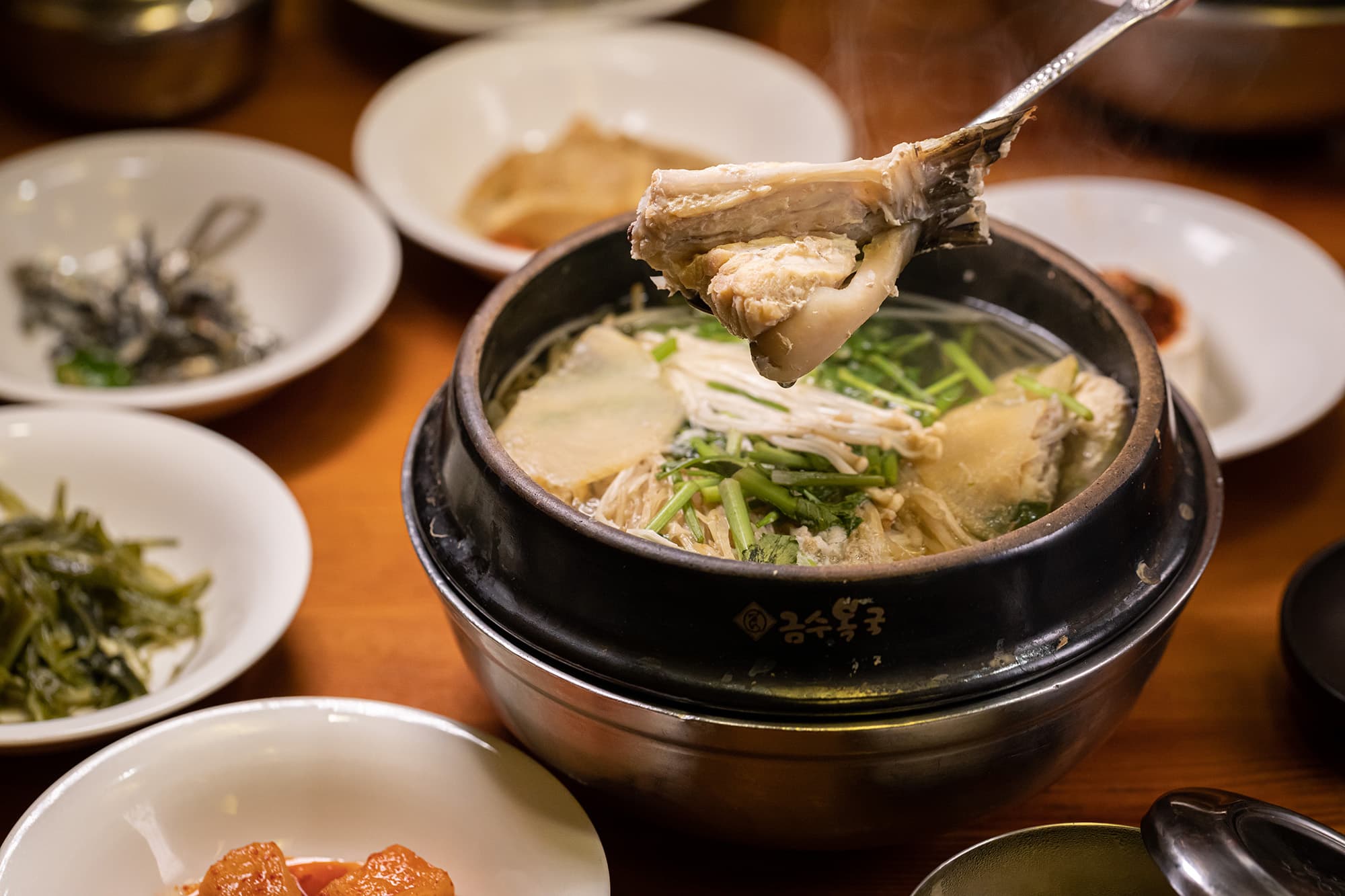 「河豚魚清湯」可以嘗到魚湯最單純的鮮美,而且越吃越甘甜。(24,000韓元/份,含米飯及小菜,約NT$600)