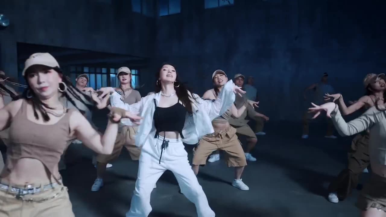 曾馨瑩站在舞群中央熱力舞動,舉手投足頗有韓國女團拍攝MV的架勢。(翻攝永齡銘馨盃臉書)
