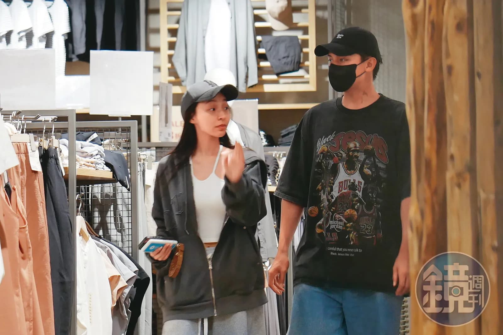 本刊日前直擊2人一起逛街。
