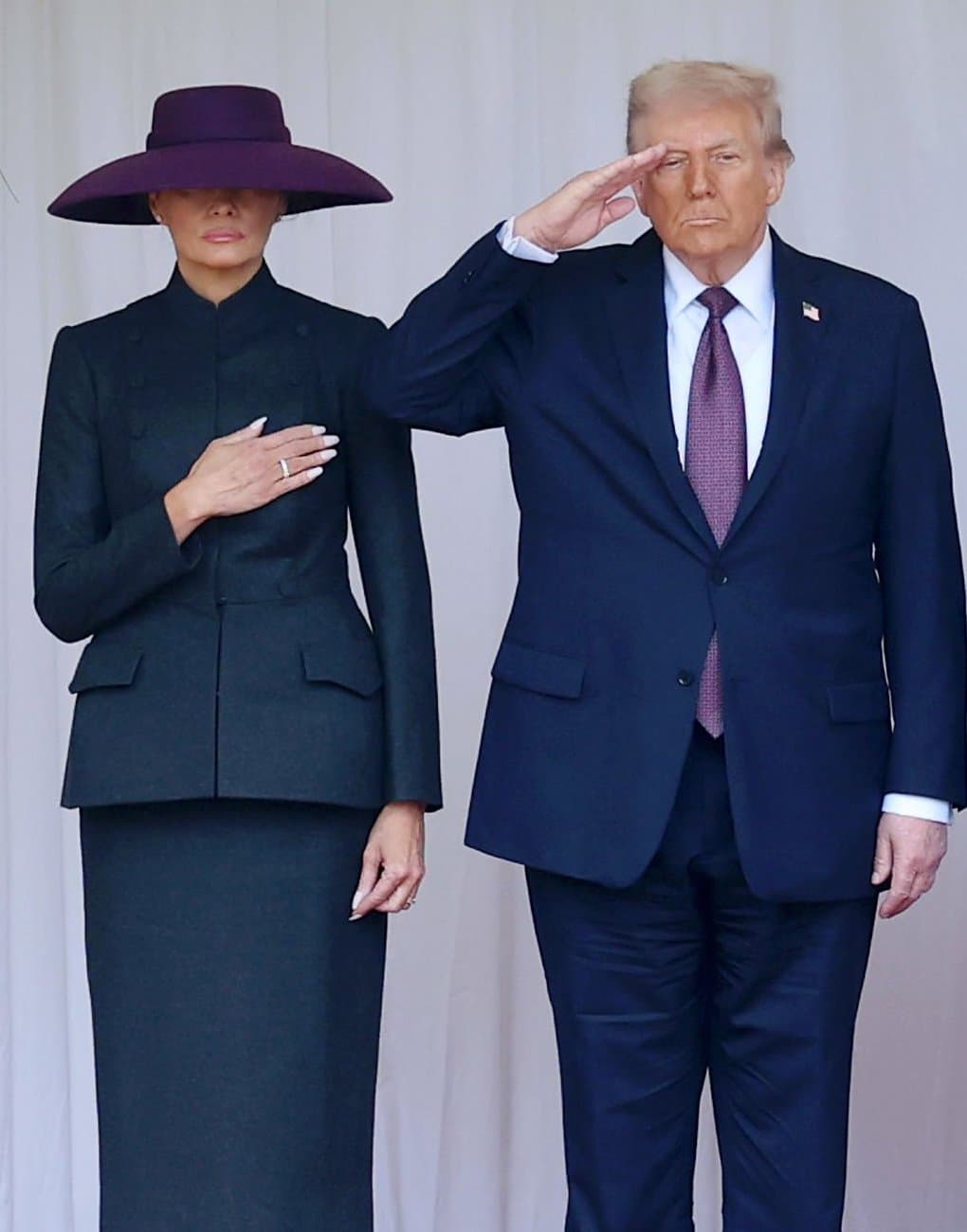 川普行軍禮,被指不符合美方規範。(翻攝X@KUWTTRUMPS)