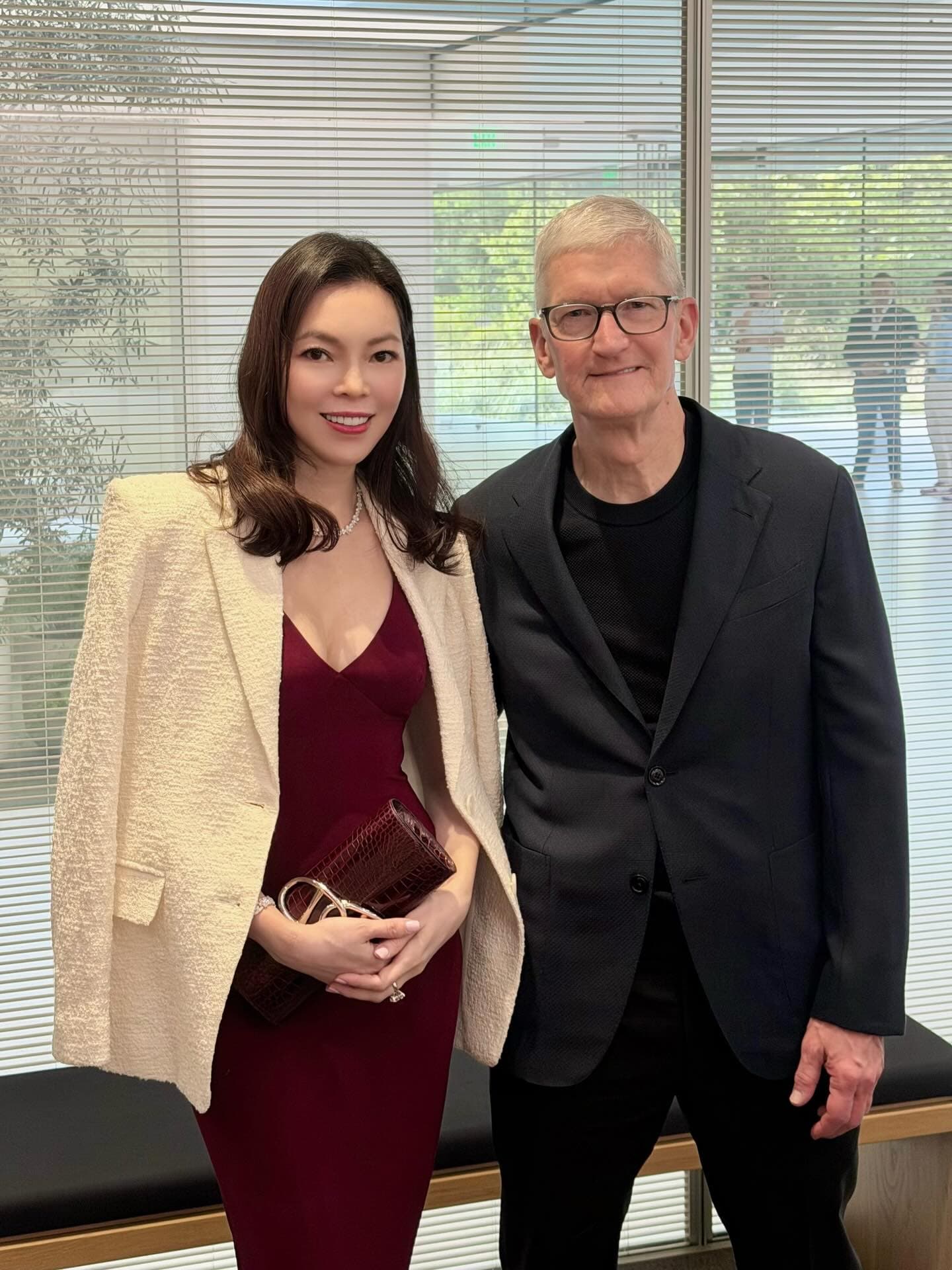 曾馨瑩單獨與庫克合影,她此次赴宴未帶隨行妝髮團隊,從妝容到整體造型都親自打理。(翻攝hsin_ying_tseng IG)