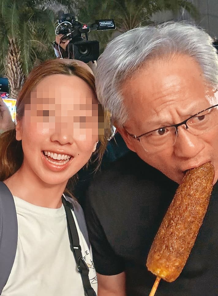 路人剛拿到烤好的玉米,卻被黃仁勳搞笑偷吃。(翻攝自Threads)