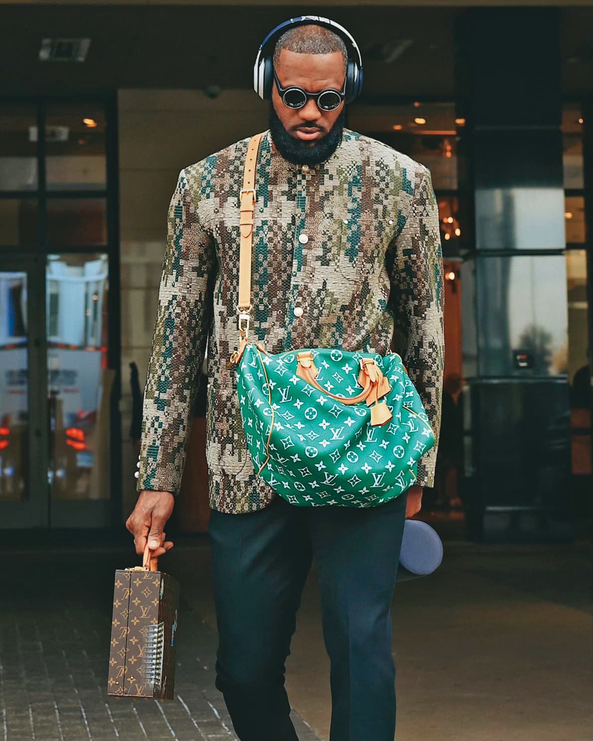 LeBron James也多次被拍到攜帶不同的Speedy P9包款。(路易威登提供)