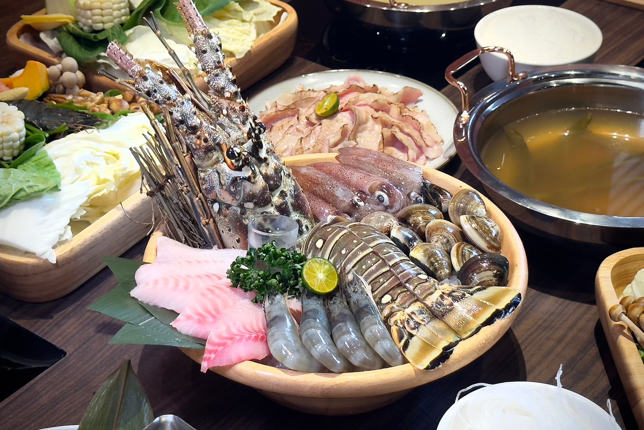 「極品龍蝦雙人套餐」不僅能吃到整隻龍蝦、小卷、鯛魚、白蝦、蛤利,還可雙拚包括霜降嫩肩牛或雪花牛等種類的10盎司肉盤。(雙人套餐2,180元/份)