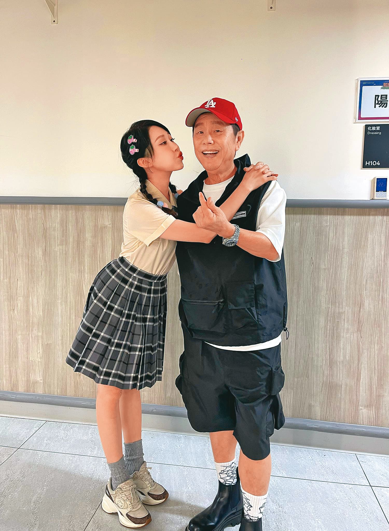 黃露瑤(左)接下藍寶石歌廳秀演出,爸爸黃西田(右)特別現身探班。(翻攝自黃露瑤臉書)