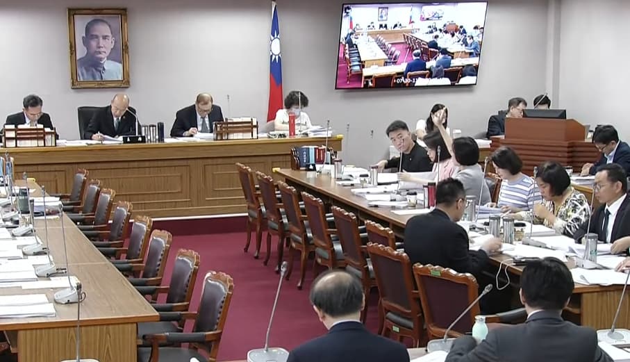 翁曉玲數度打斷發言,堅持要說明,韓國瑜解釋到最後忍不住動怒了。(翻攝自國會頻道)