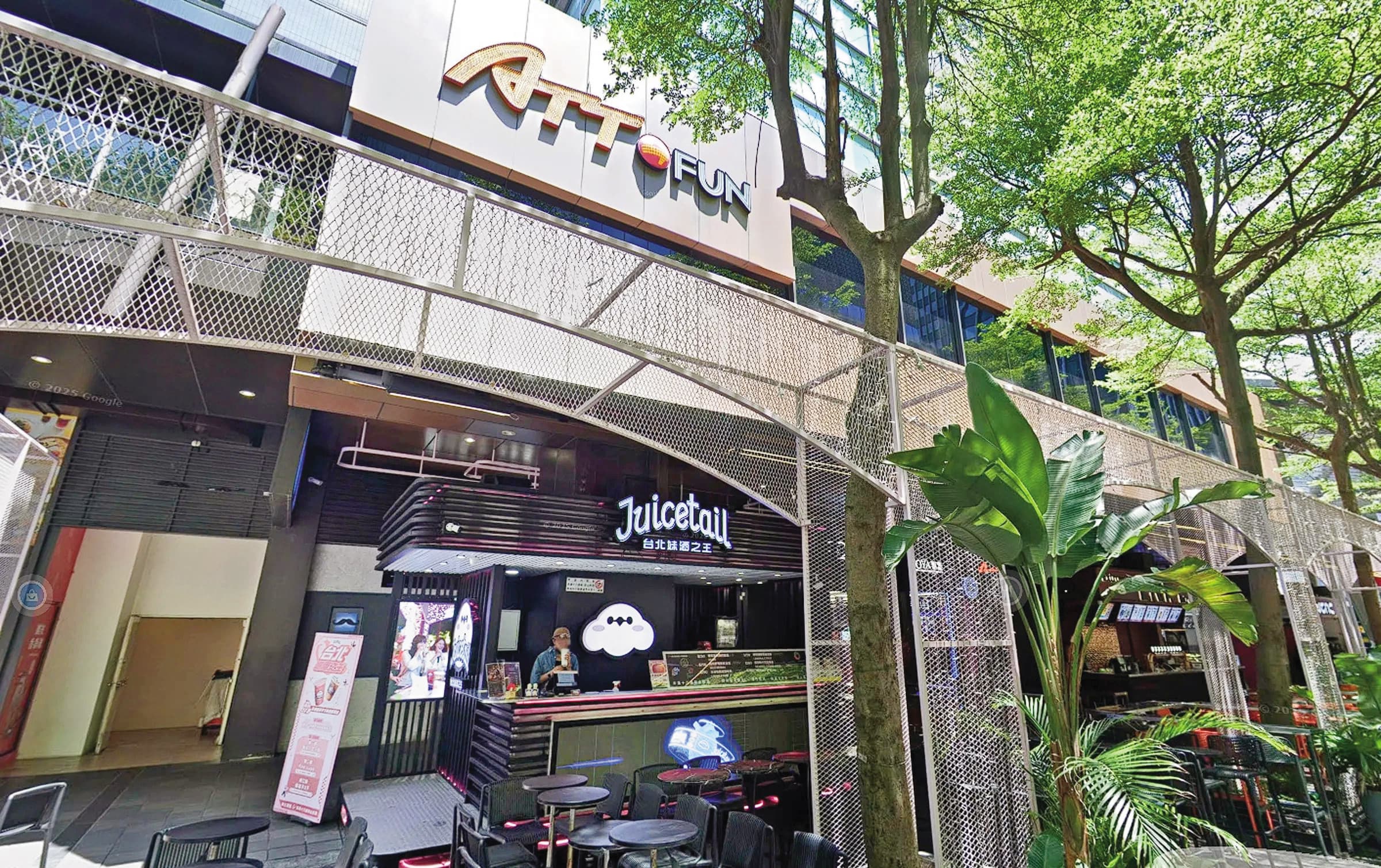 25歲竹科工程師前年在北市信義區酒吧參加喝酒活動,後來猝死在商場廁所。(翻攝Google Maps)