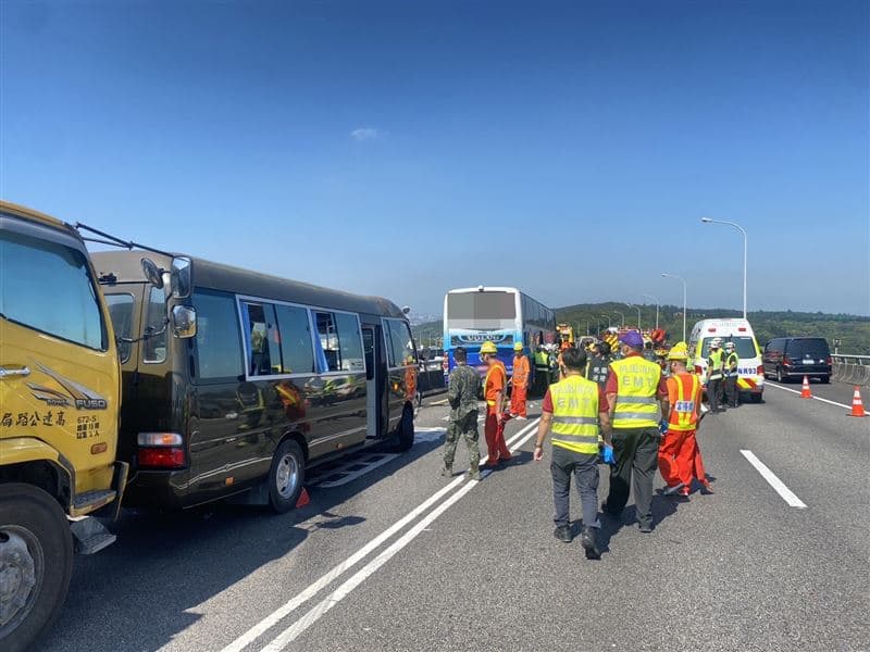 軍用巴士疑未保持安全距離而追撞前方遊覽車,後方車流連鎖反應造車2車追撞。(翻攝畫面)