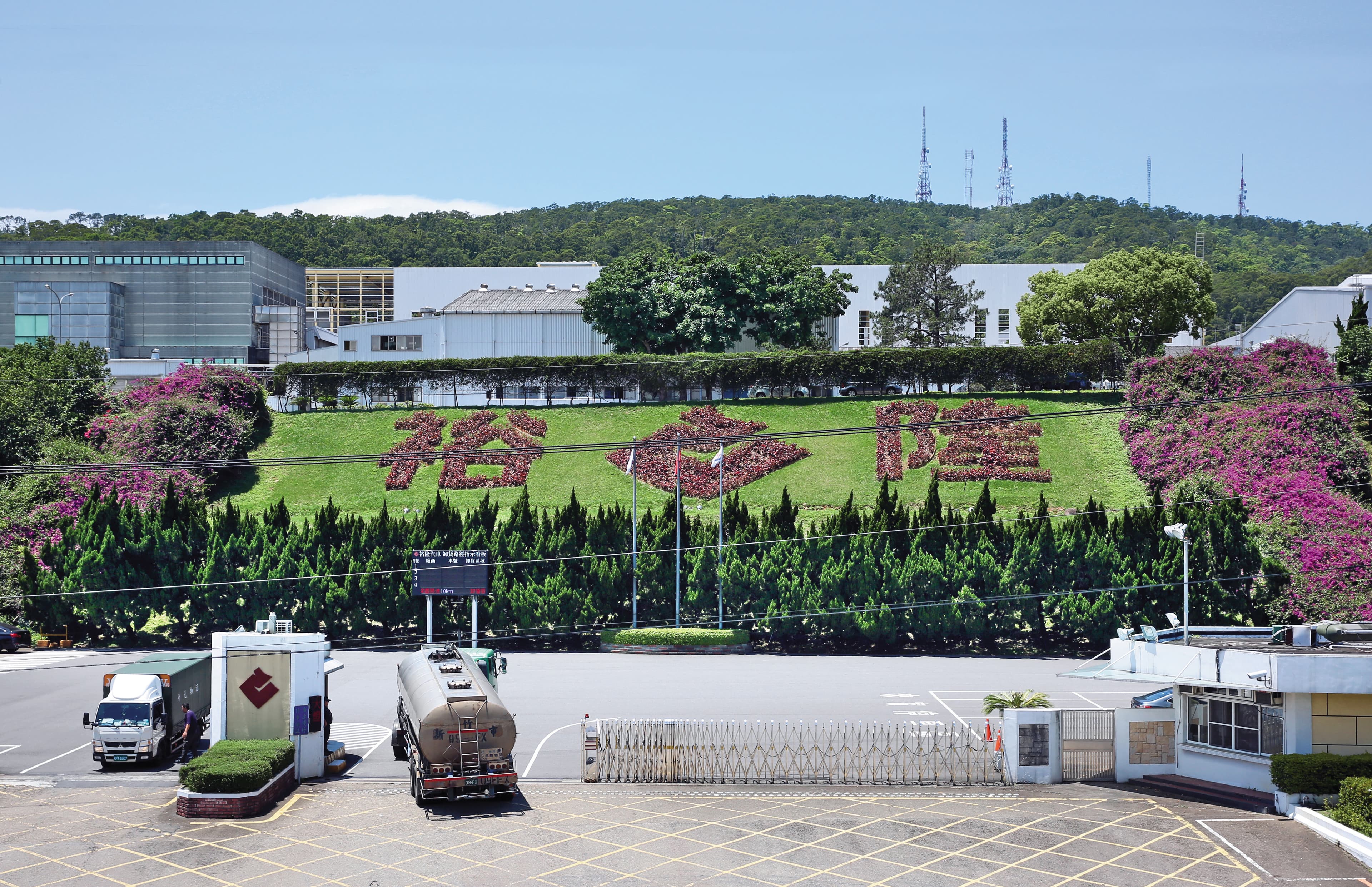鴻華先進設計的Model C(納智捷n7)與Model B(日本三菱紐澳版本),都委由裕隆汽車三義廠生產。