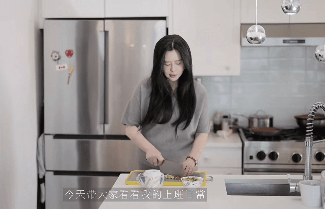 王祖賢在廚房裡幫智悟準備食物。(翻攝小紅書)