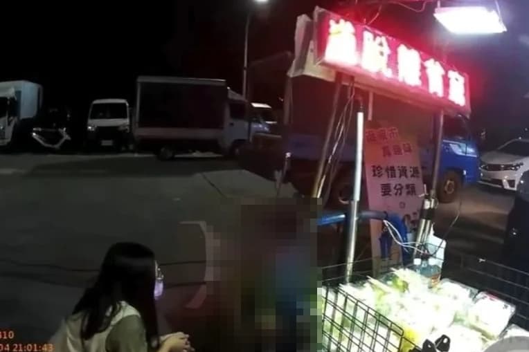 男童的足跡不僅限於潮州愛國夜市與早市,過去也曾被目擊在多地兜售茶葉蛋與小番茄。(翻攝畫面)