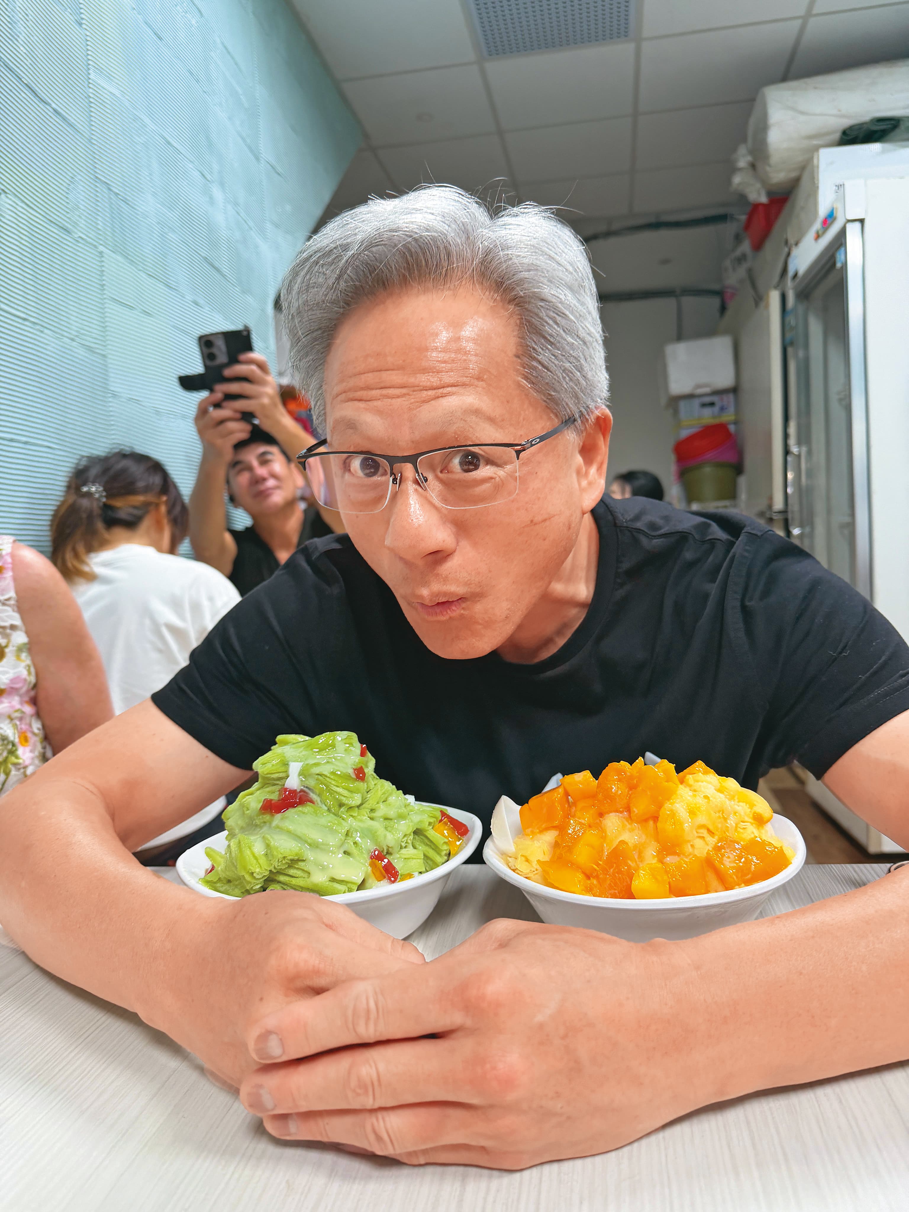 黃仁勳展現吃貨本性,護食不分貴賤,這冰我誰也不讓!(翻攝自X/NVIDIA)
