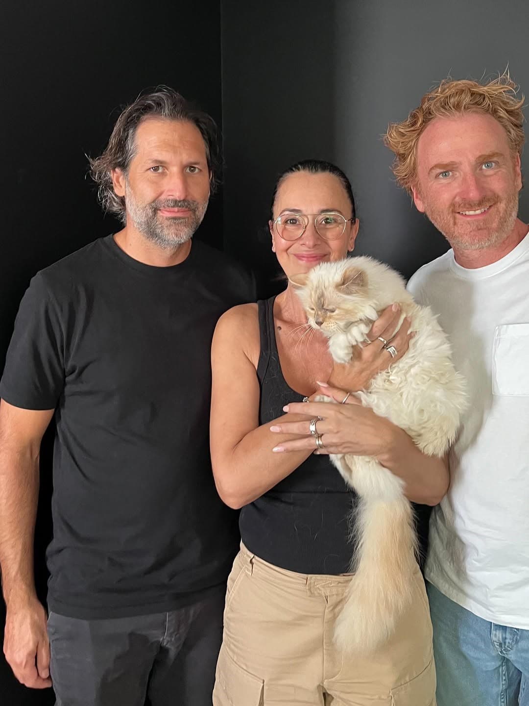 Choupette目前由前管家法蘭索瓦絲卡科特(中)照顧。(翻攝choupetteofficiel IG)