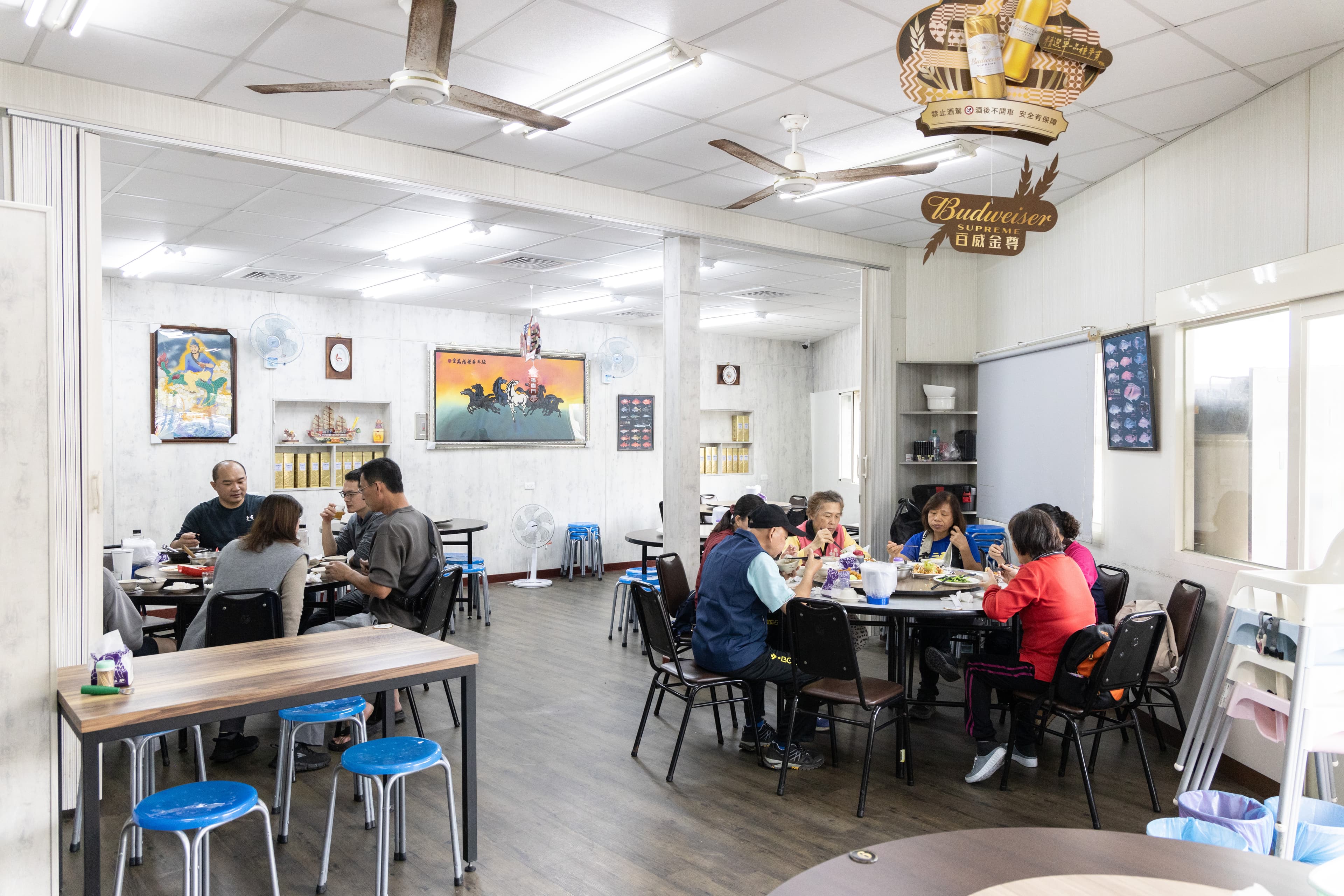 店內用餐環境乾淨且提供冷氣,是在地人聚餐的好去處。