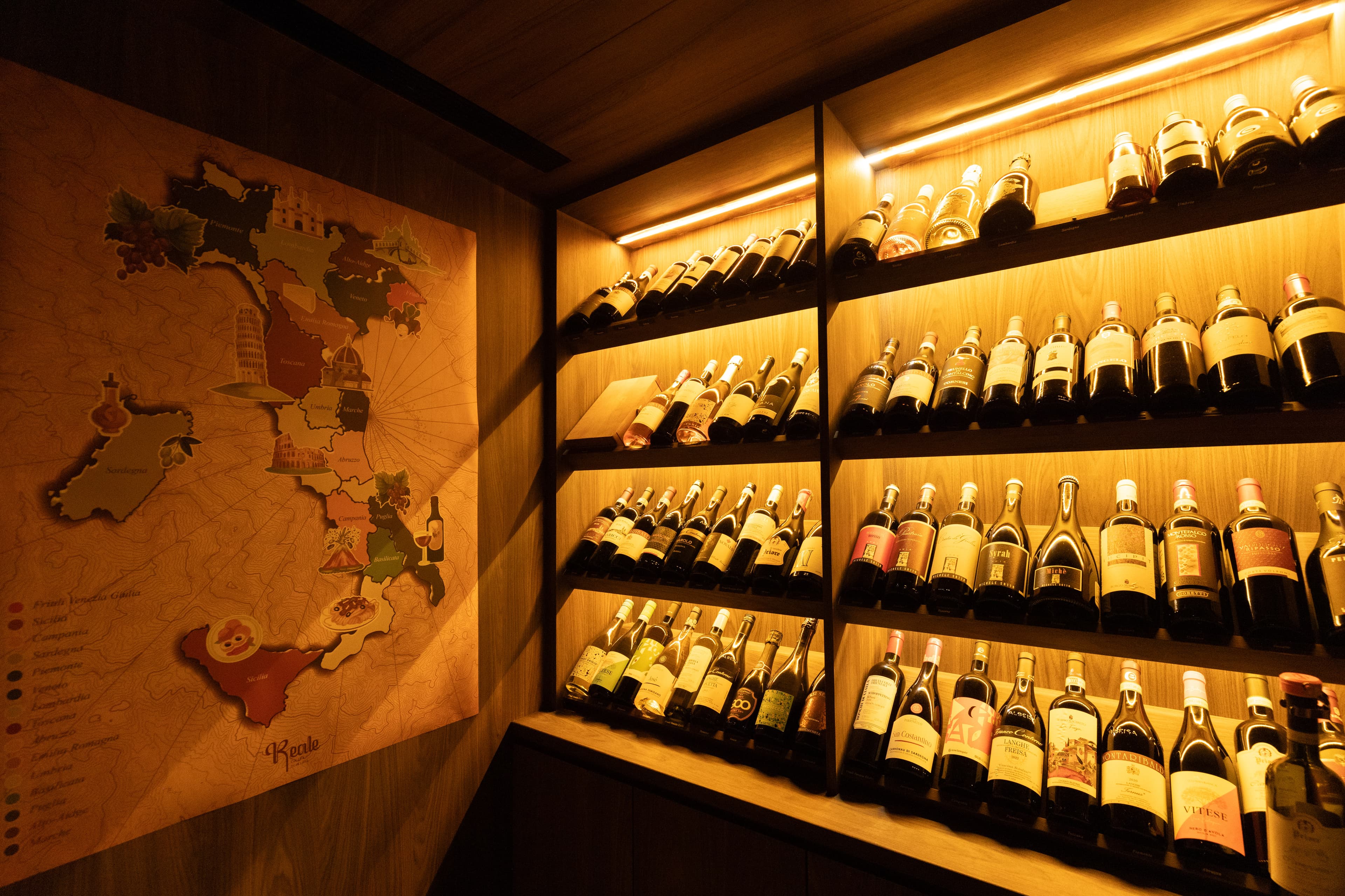餐廳附設的酒窖裡長年備有70款以上的義大利酒,單杯180元起。