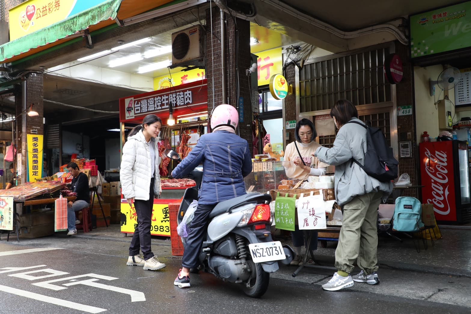 「艸頭厝」是台北「東湖市場」早餐店前的小攤位,平日就買得到各式傳統糕粿,過年更能吃到真正的年節古早味。