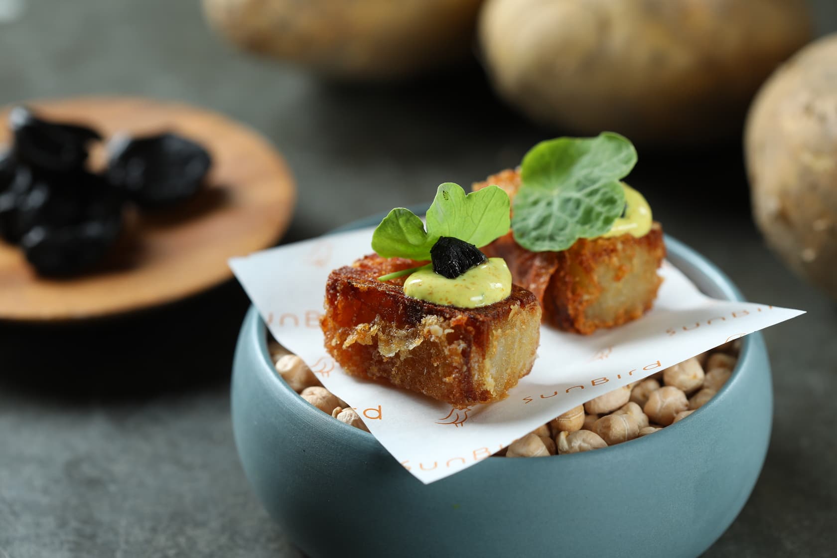 「Sunbird蔬食地中海料理餐酒館」的「馬鈴薯千層Latkes」」用法式手法製作出酥脆層次口感。(160元/份)